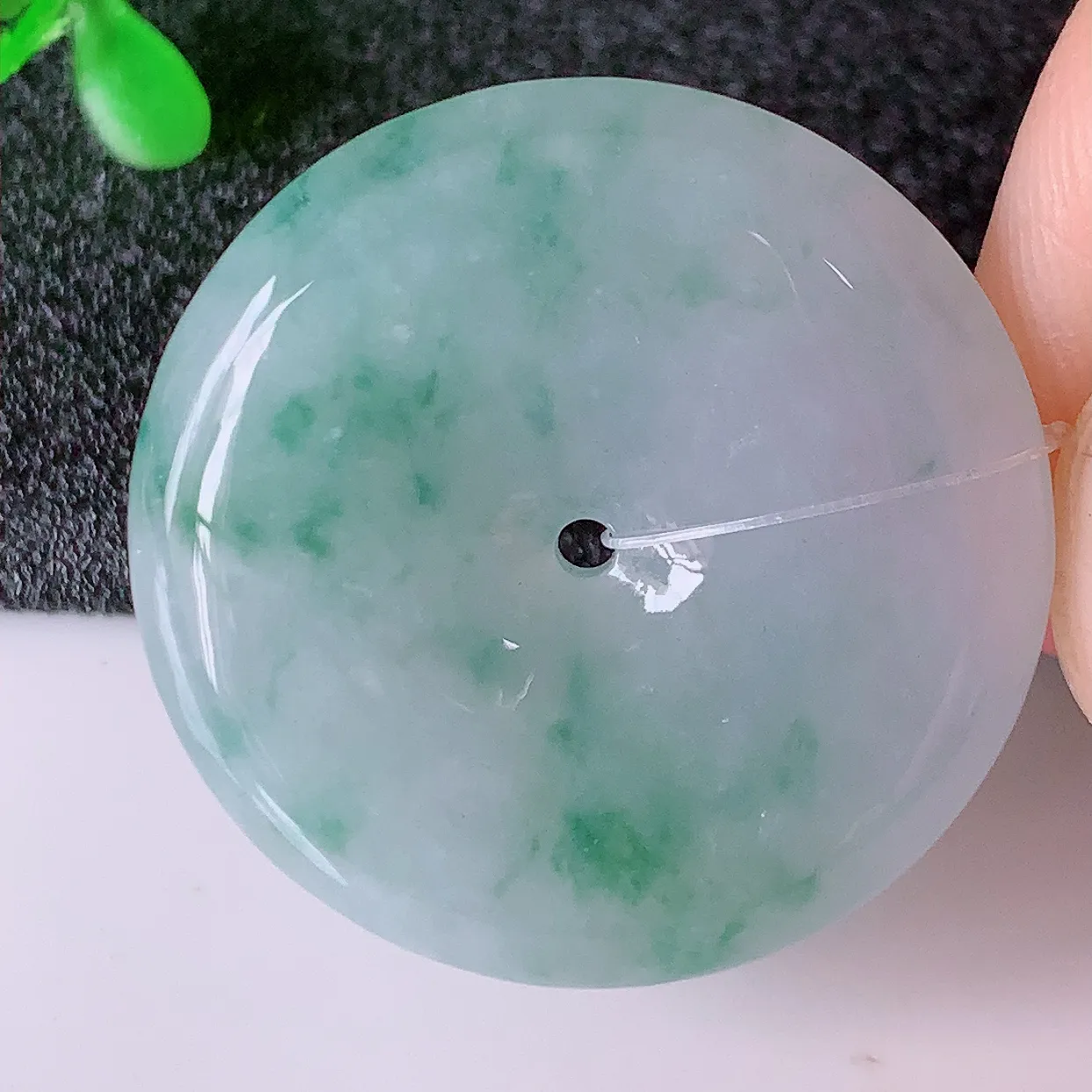 自然光实拍，冰胶飘花翡翠平安扣吊坠，翠色灵动，种老水足，寓意好，品相佳，佩戴佳品！#49.11