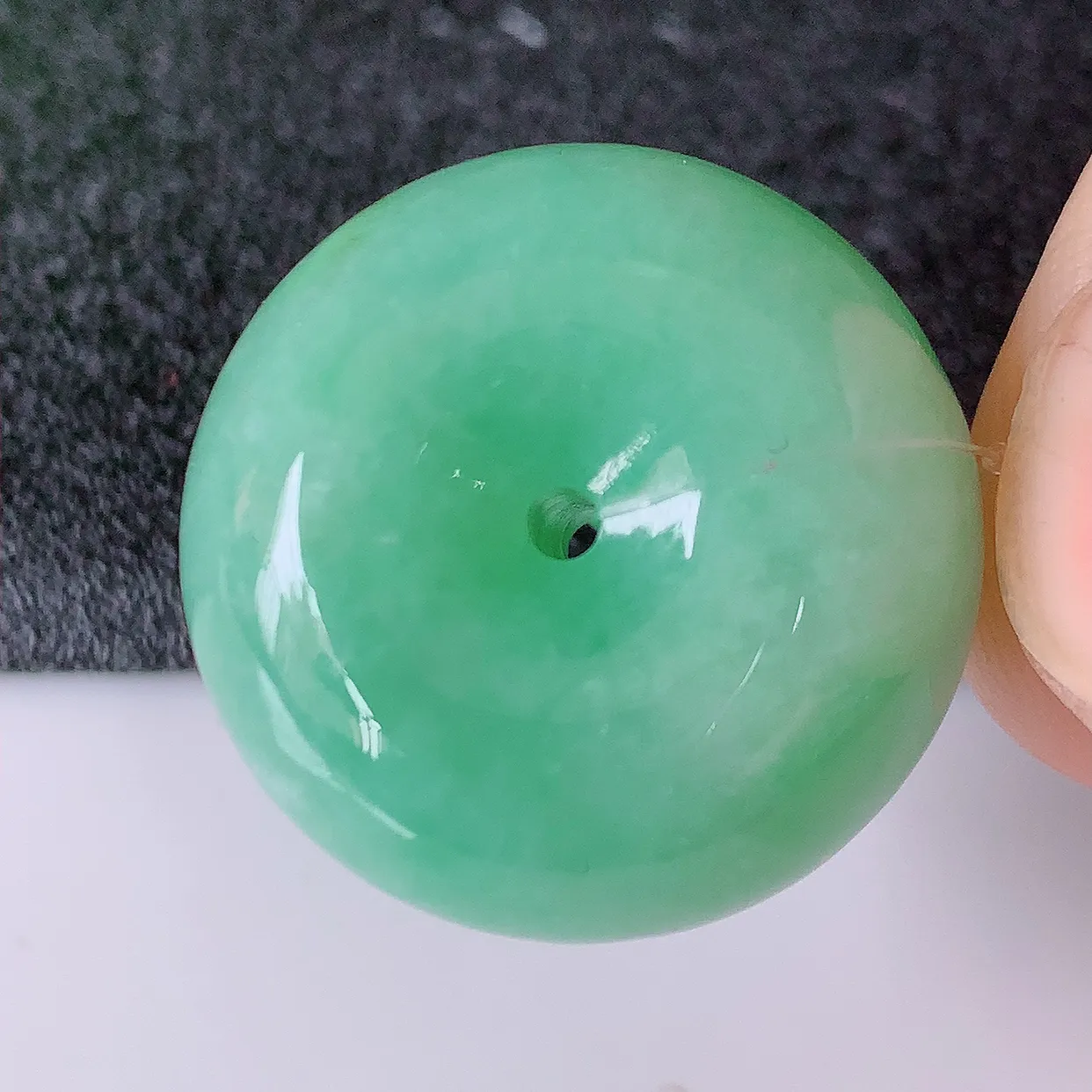 自然光实拍，冰润满绿翡翠路路通吊坠，寓意时来运转、财源滚滚，款式新颖时尚，日常百搭的款！配图银链#49.11