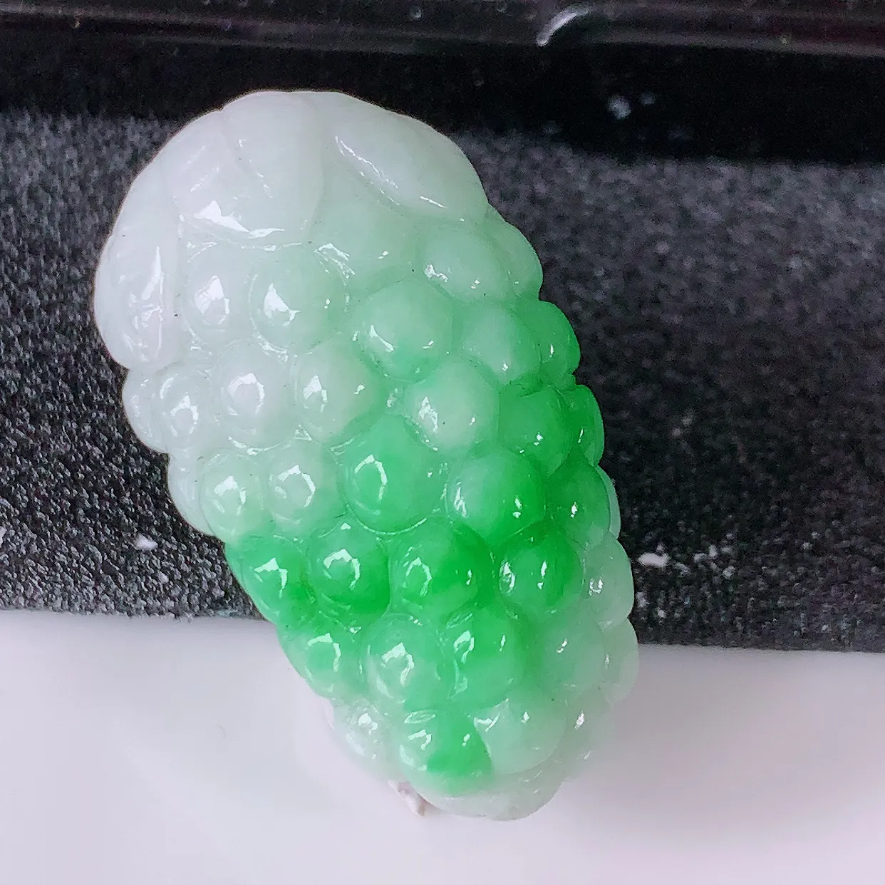 自然光实拍，多子多福葡萄冰润飘绿翡翠吊坠，种老水足，雕工精湛 ，寓意美好，佩戴时尚出众！#1.11