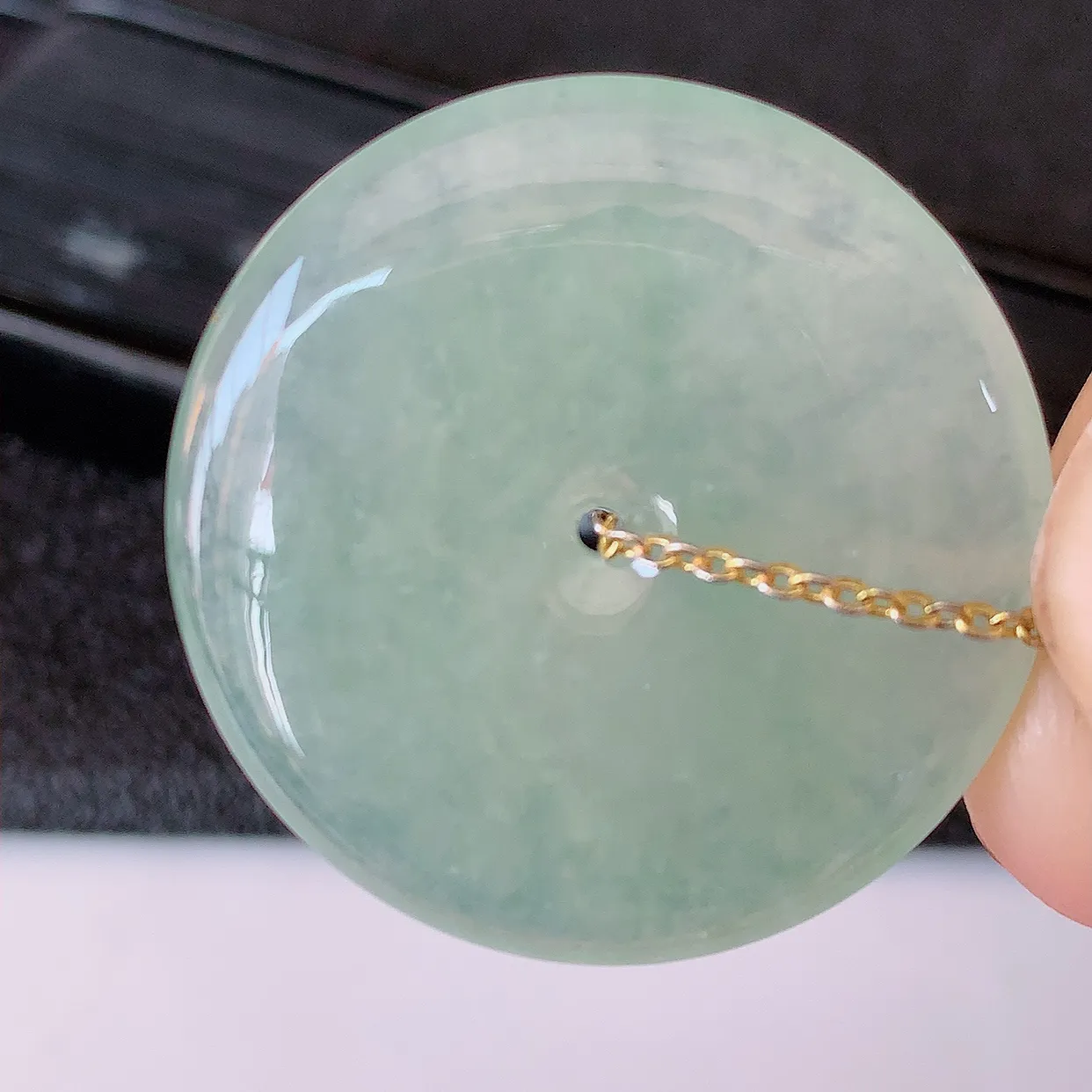 自然光实拍，冰种翡翠平安扣吊坠，翡翠平安扣，平安是福；冰透，很美的料子，平安扣佩戴优雅迷人！#57.