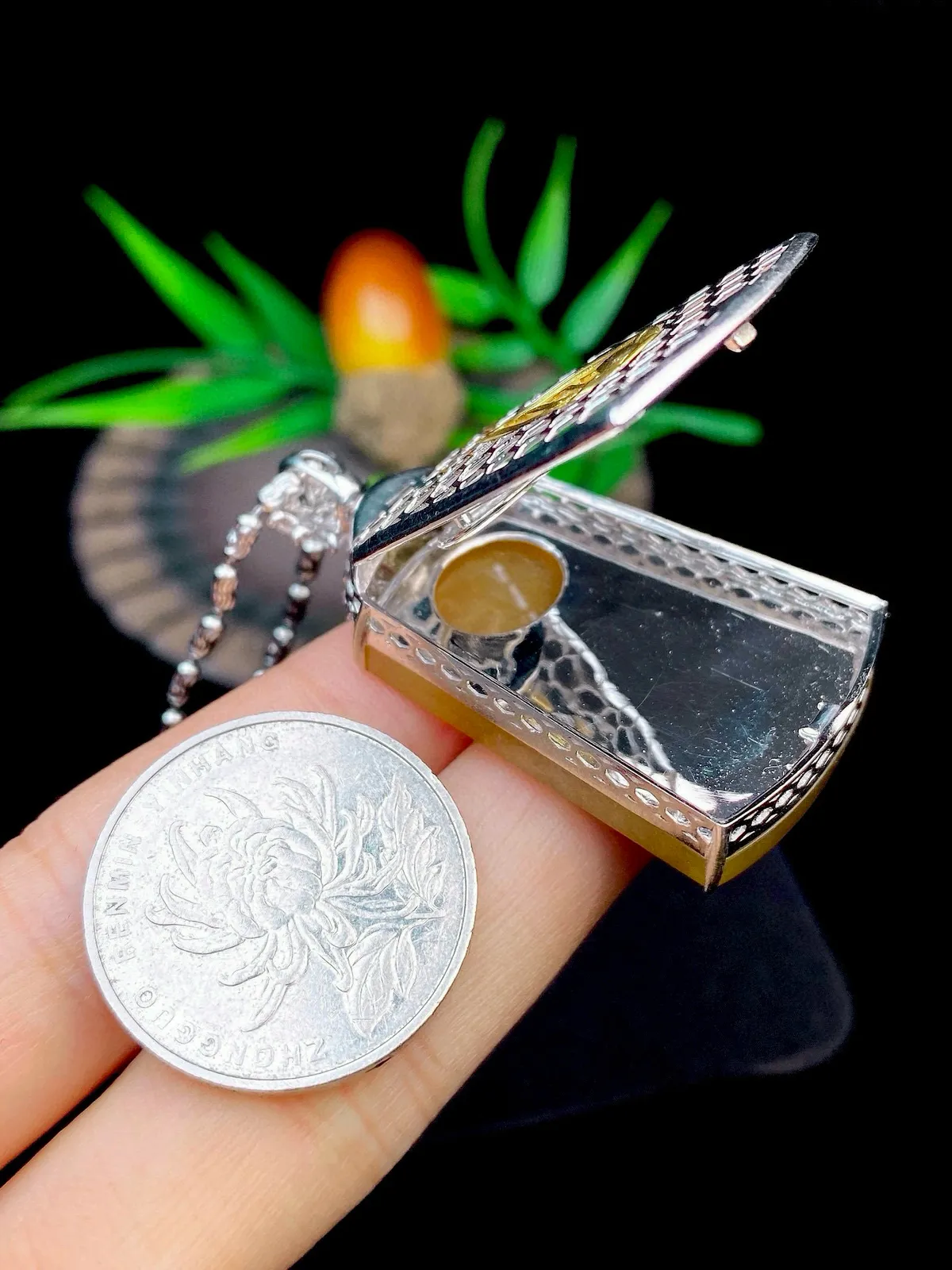 【冰种黄翡无事牌】质地细腻，冰润透亮，光泽出众，冰感十足，18k金古法镶嵌，裸石尺寸32.9*24.7*6.5毫米