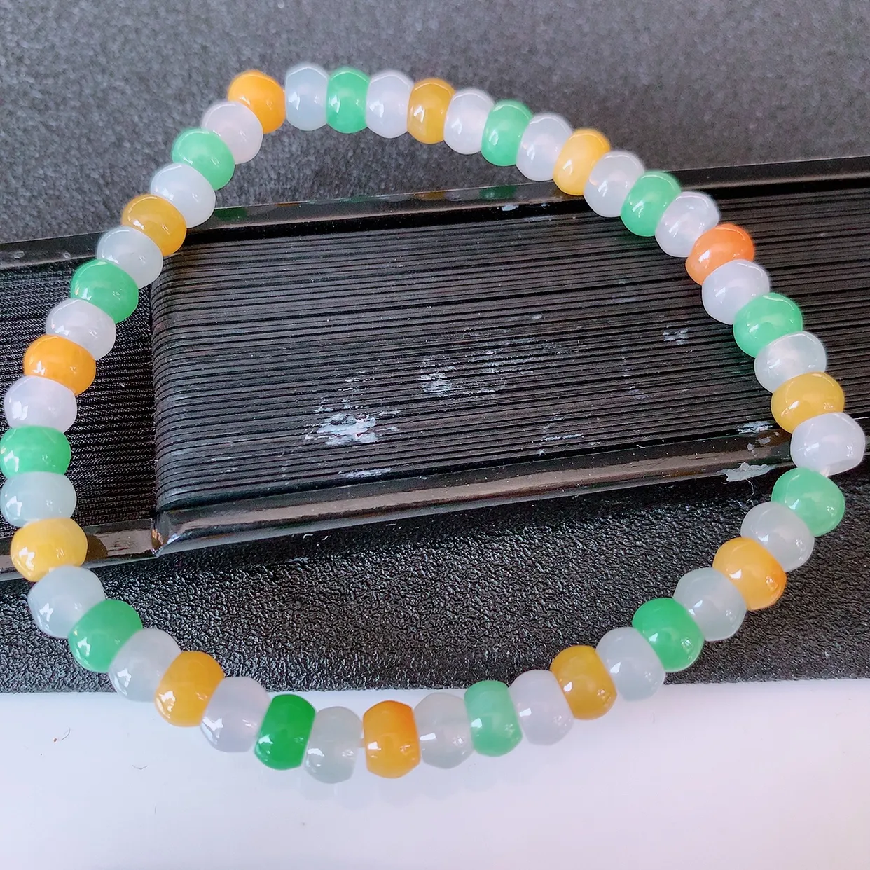自然光实拍，冰多宝翡翠手链，多彩翡翠手串，颜色丰富，料子细腻，高档大气，自戴送礼佳品！#46.7取一尺寸5.5mm