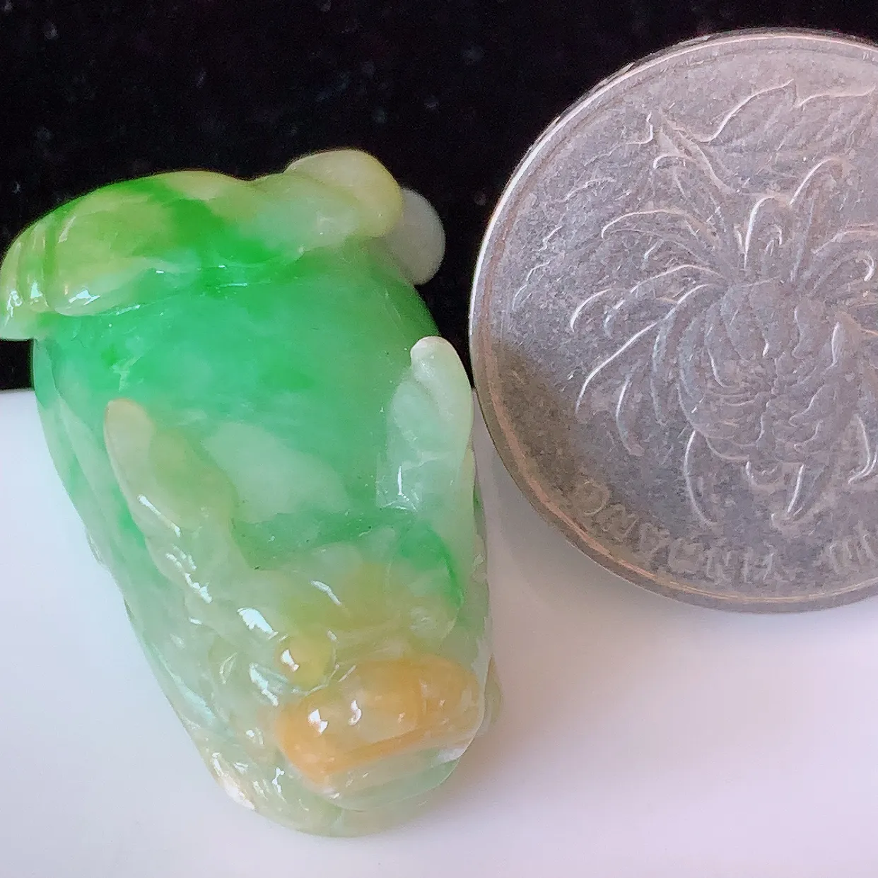 自然光实拍，冰润黄加绿翡翠招财貔貅吊坠，民间有“一摸貔貅运程旺盛，再摸貔貅财运滚滚，三摸貔貅平步青云 ”的美好祝愿。#02.7