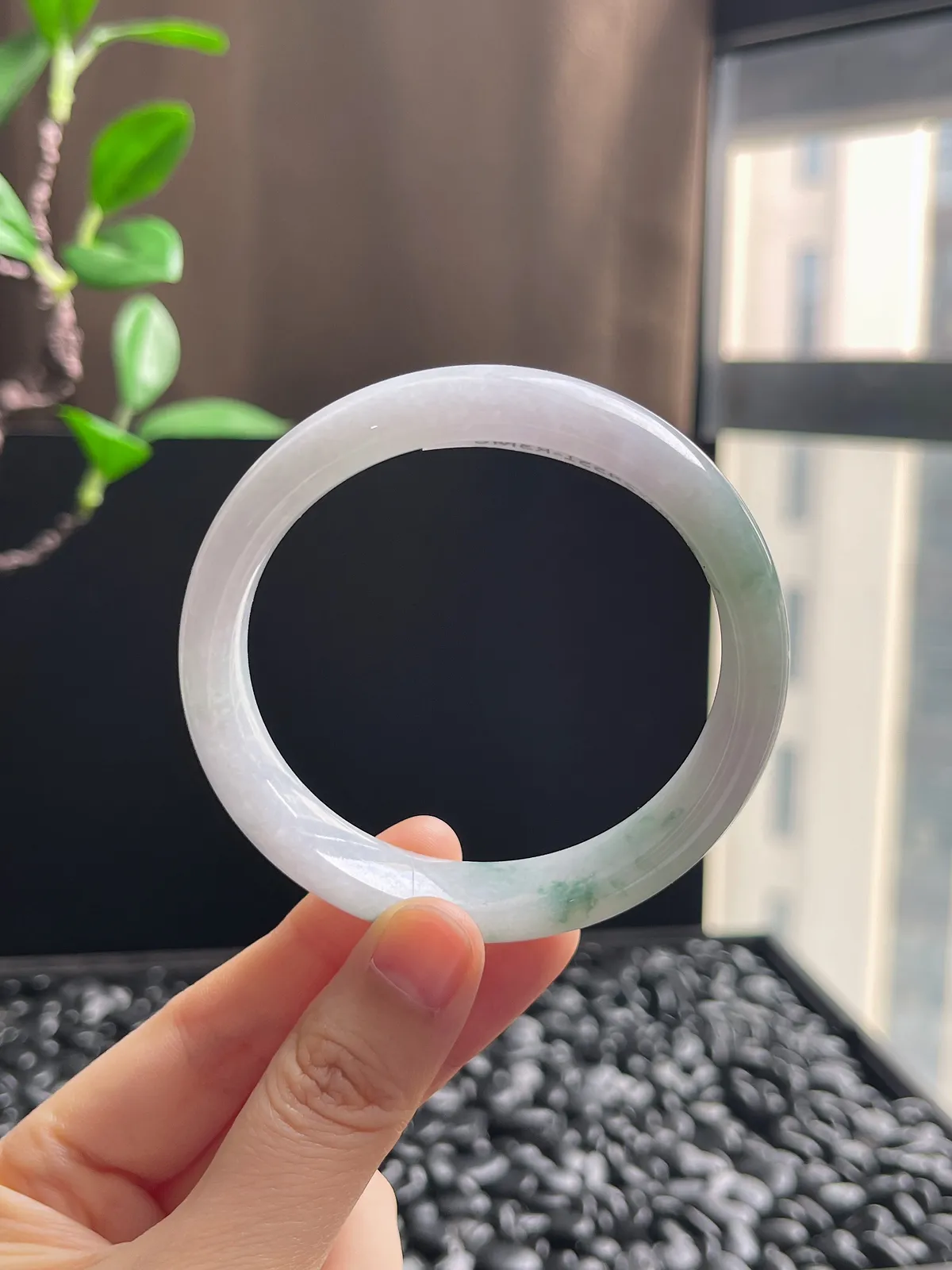 正圈57.2圈口，翡翠糯化种飘绿手镯