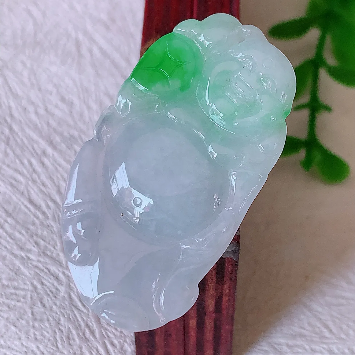 自然光实拍，冰胶飘绿翡翠逍遥布袋佛吊坠，代代有钱，水足丰盈，盈满欢喜，配戴送礼佳品！#02.7