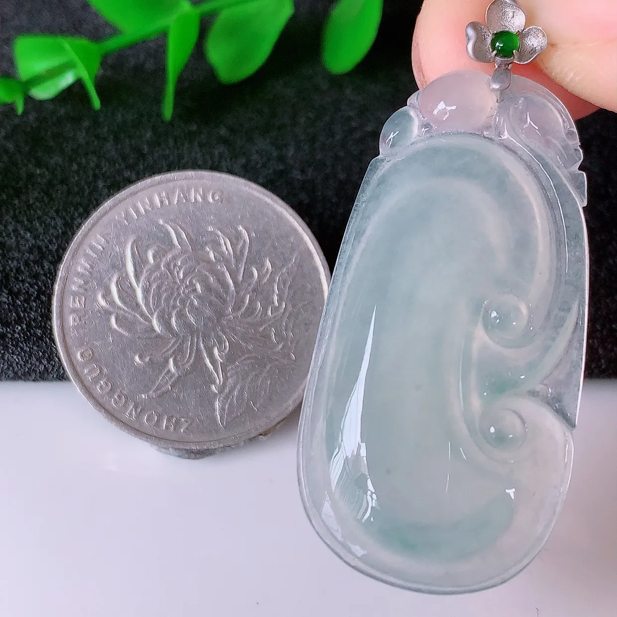 自然光实拍，18k金镶嵌冰种翡翠如意吊坠，寓意顺心如意，事事如意，吉祥如意，细腻饱满，色泽鲜艳，称心如意佩戴优雅时尚！#12.11整体44.5裸石38*20*5