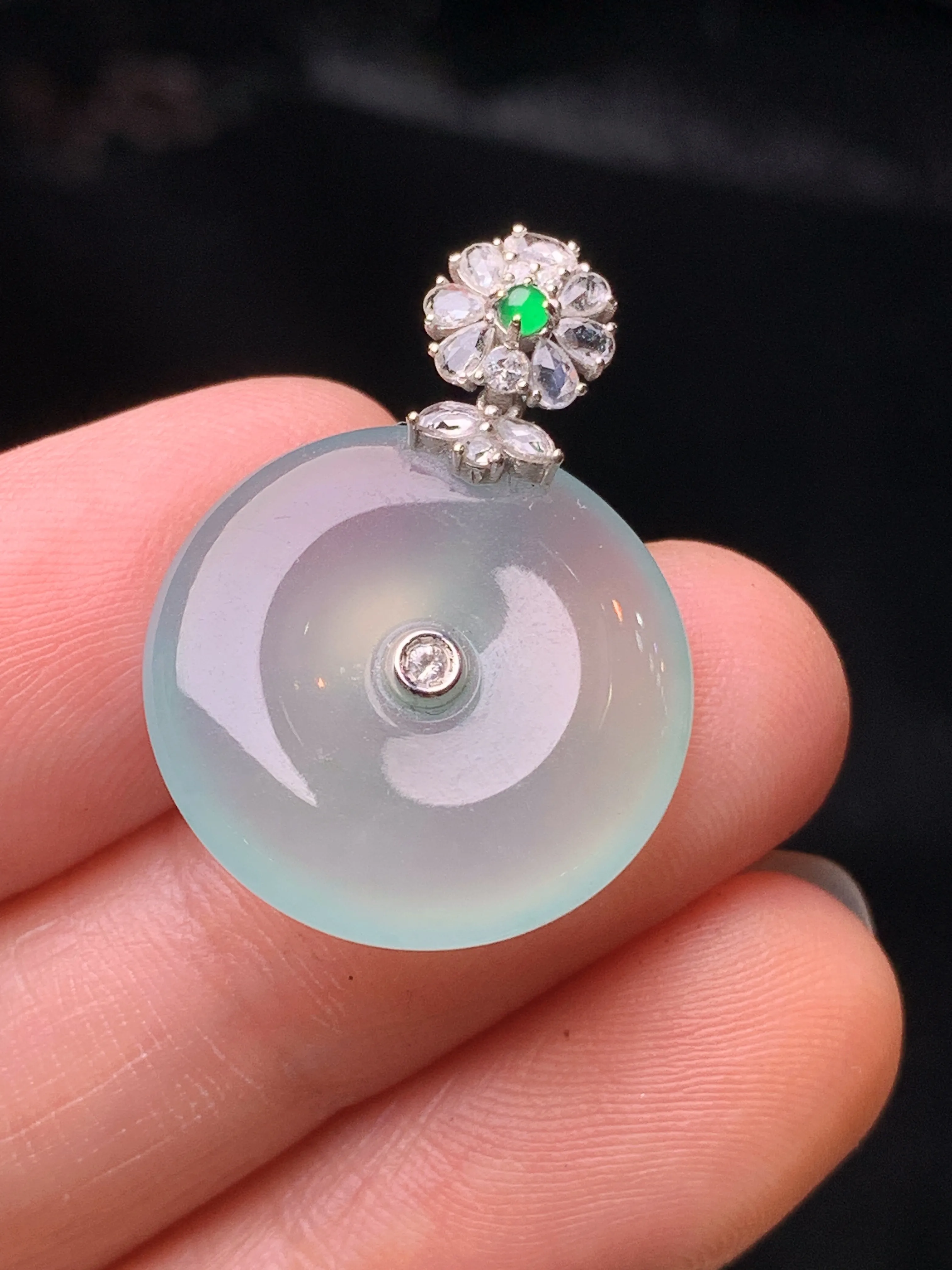 18k金钻镶嵌冰种葫芦吊坠 玉质细腻 水润亮眼 色泽艳丽 整体尺寸25.7*18.6*4.8