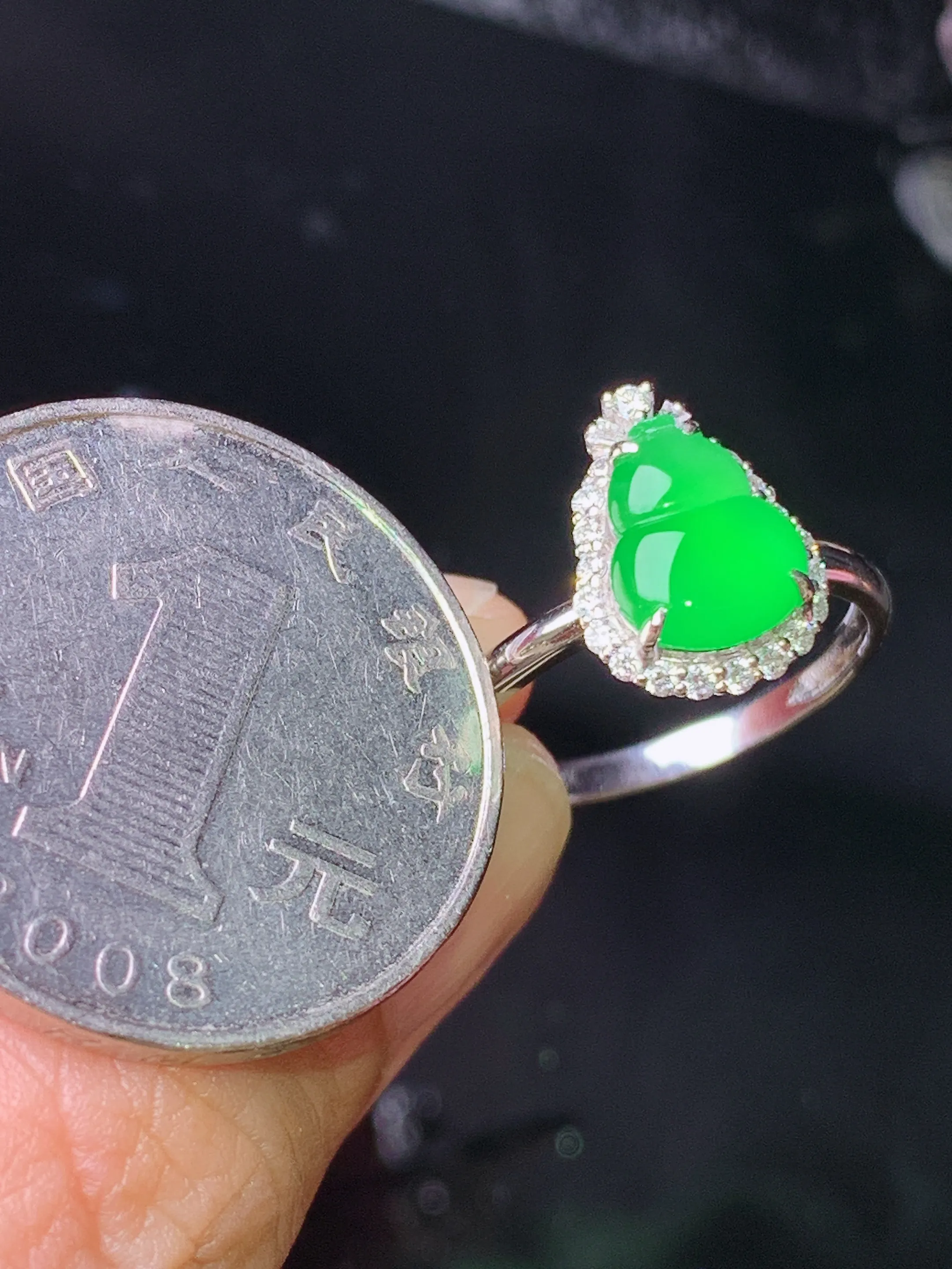 18k金钻镶嵌满绿葫芦戒指 玉质细腻 水润亮眼 色泽艳丽 圈口14 整体尺寸12.5*9.2*6.3