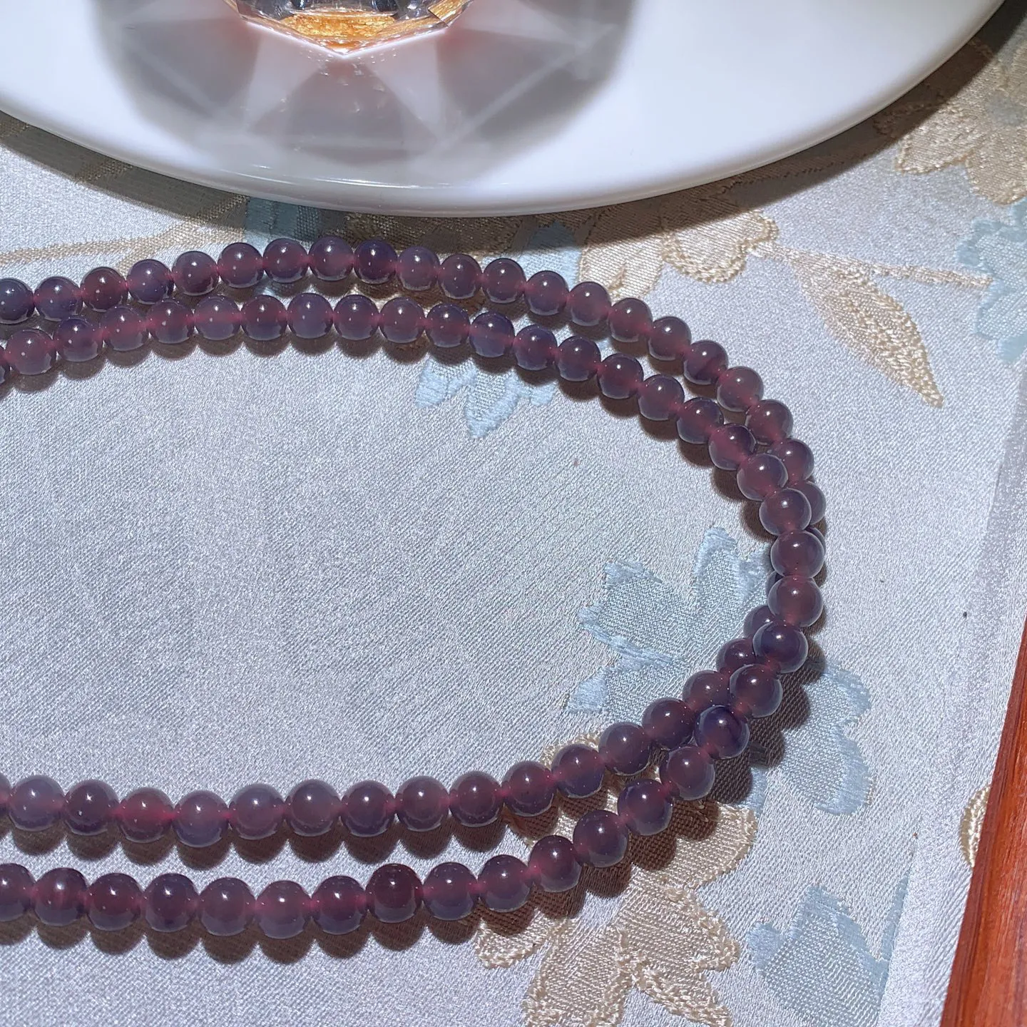 和田玉葡萄紫紫罗兰108佛珠项链。单颗尺寸6重33.5克。玉质细腻油润。手推出油。佩戴高端典雅。lt251210