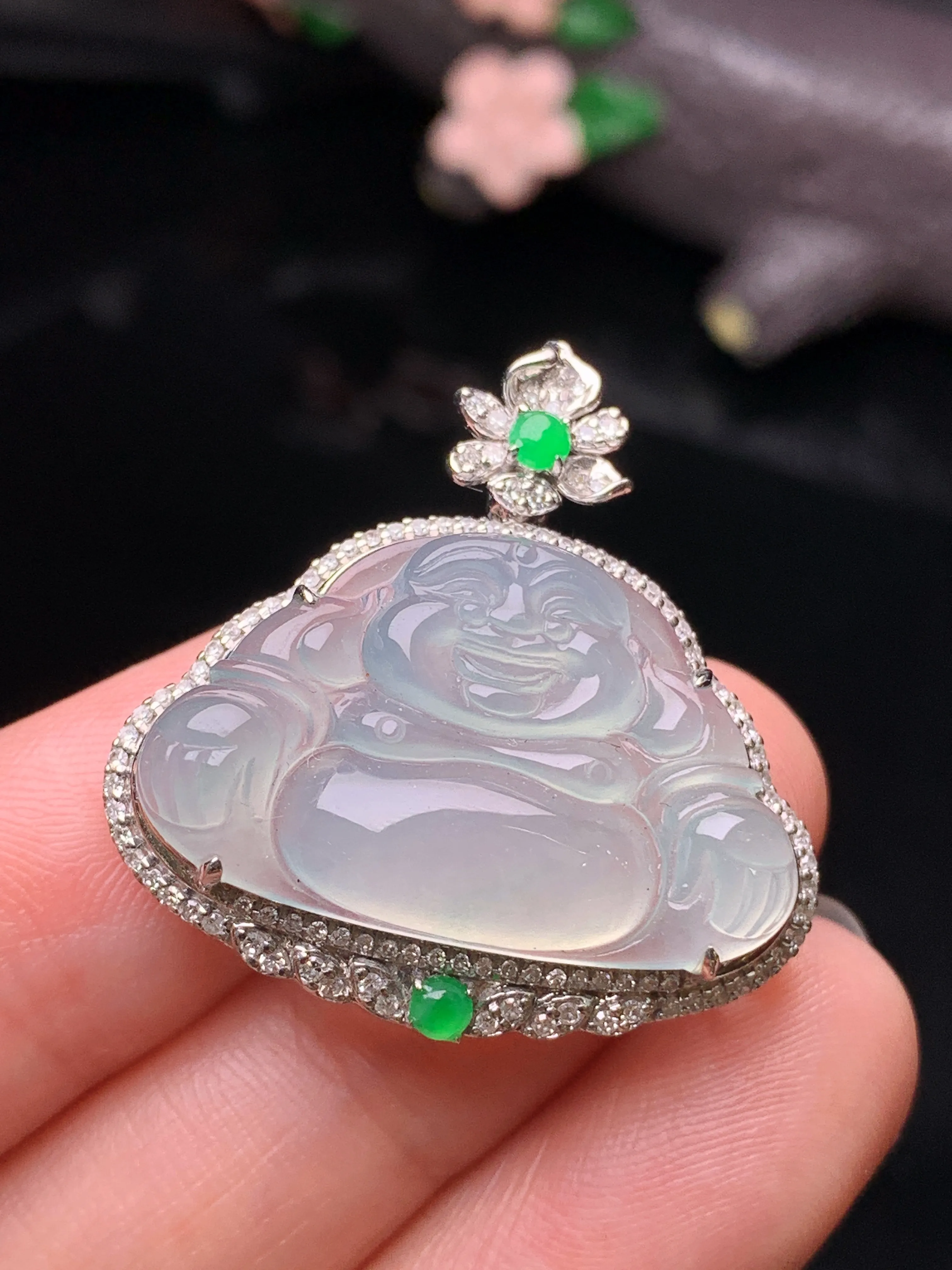 18k金钻镶嵌冰种佛的公吊坠 玉质细腻 水润亮眼 色泽艳丽 整体尺寸29*28.8*9.5