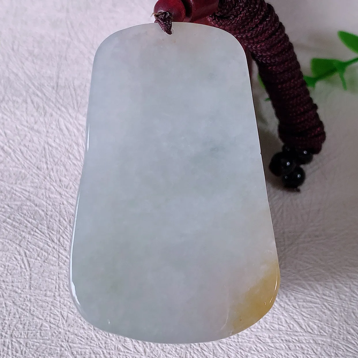 自然光实拍，水润黄翡双翡翠生肖鸡牌吊坠，翠色灵动，玉质细腻，颜色漂亮，品相佳，佩戴佳品！#46.11