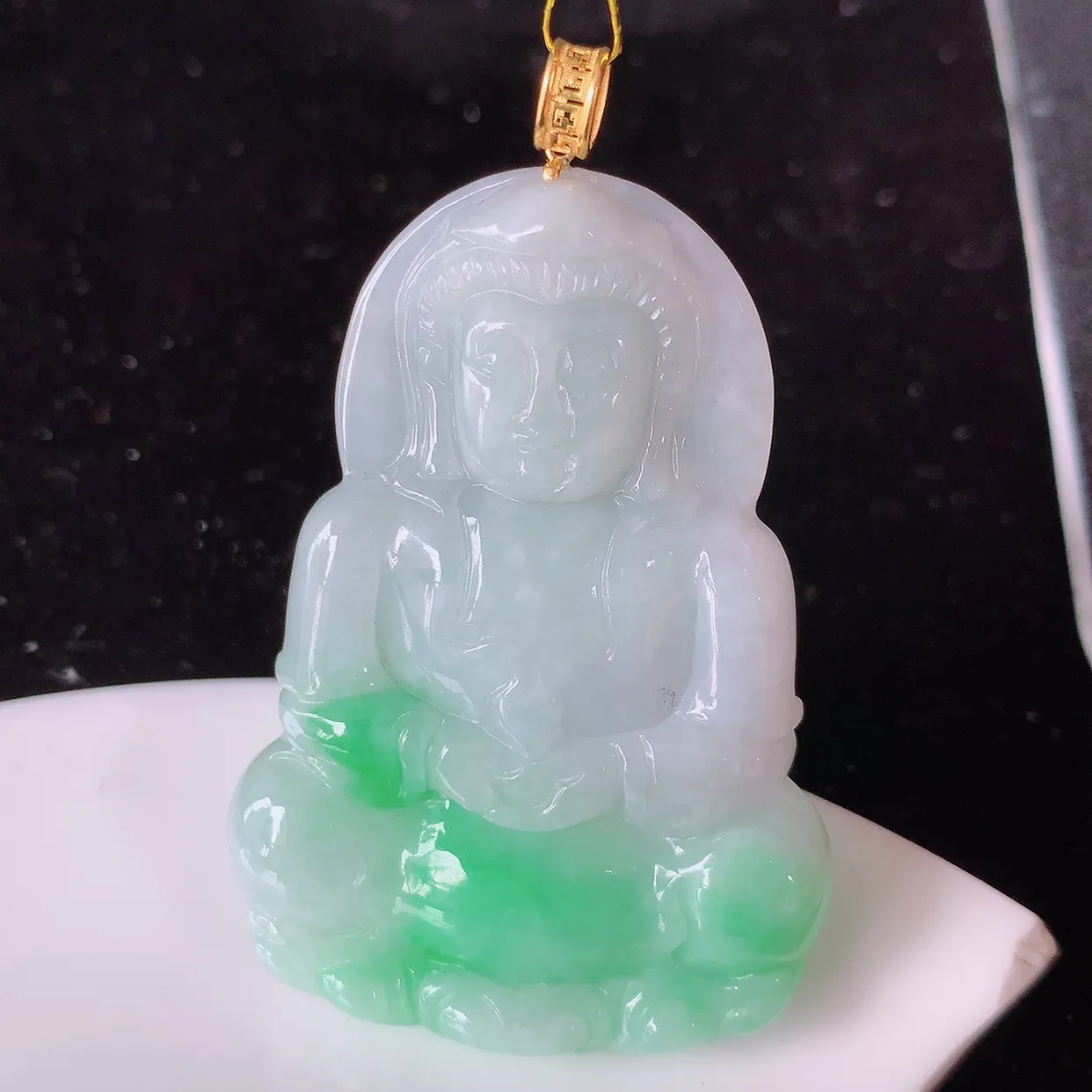 18K金镶嵌冰润飘绿翡翠观音菩萨吊坠，赐福翡翠观音，观音面相端庄，品相佳，佩戴气质！#35.11整体