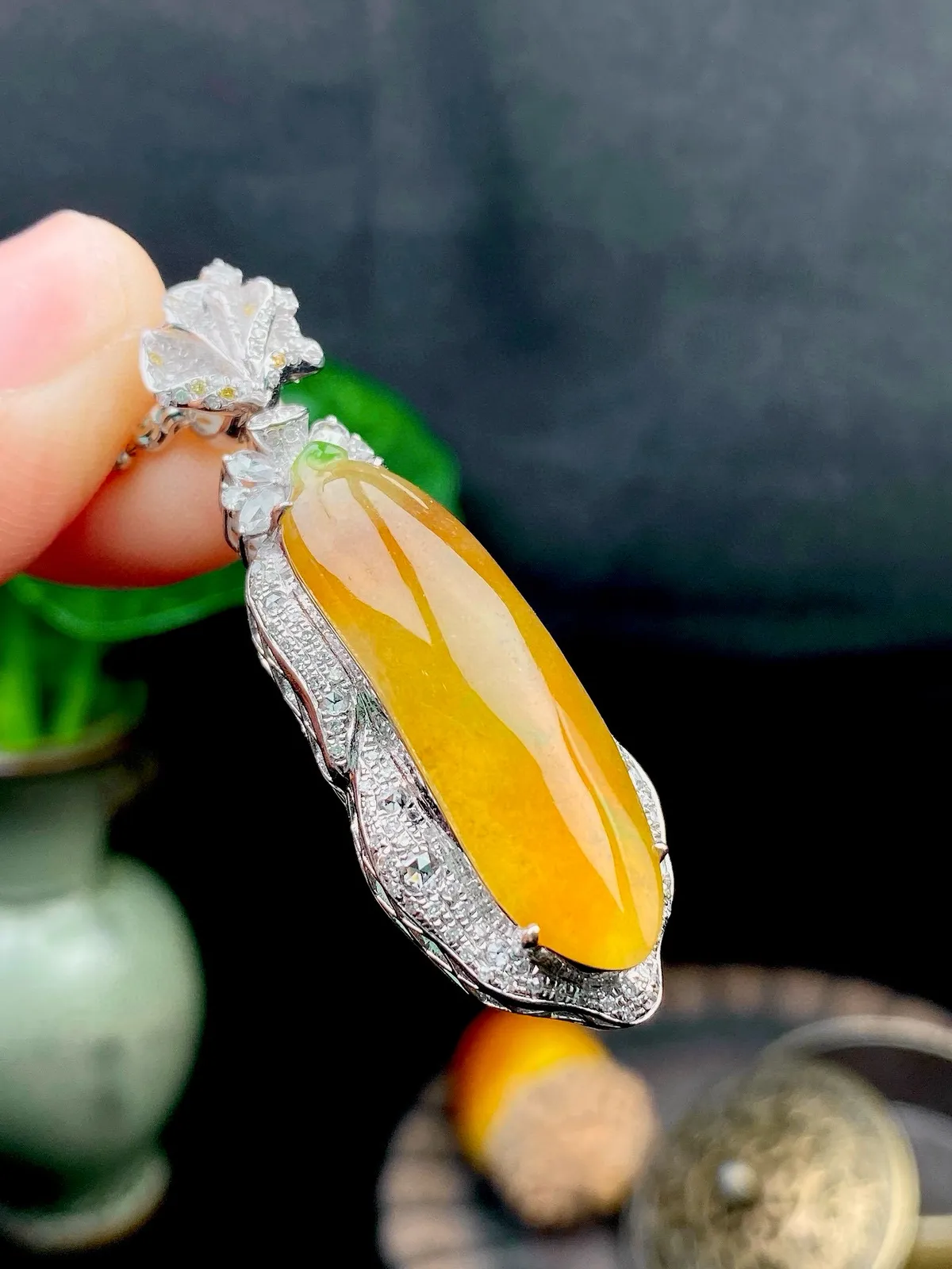 【冰种黄翡飘绿福瓜吊坠】质地细腻，冰润通透，晶莹闪亮。收藏品质，18k金钻镶嵌，裸石尺寸29.6*9