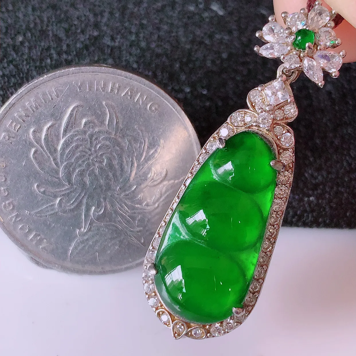 冰透满绿翡翠925银镶嵌福豆吊坠，自然光实拍，翠色灵动，颜色漂亮，种老水足，品相佳，佩戴佳品！#97.11整体36.5*12*7.5裸石19.8*10