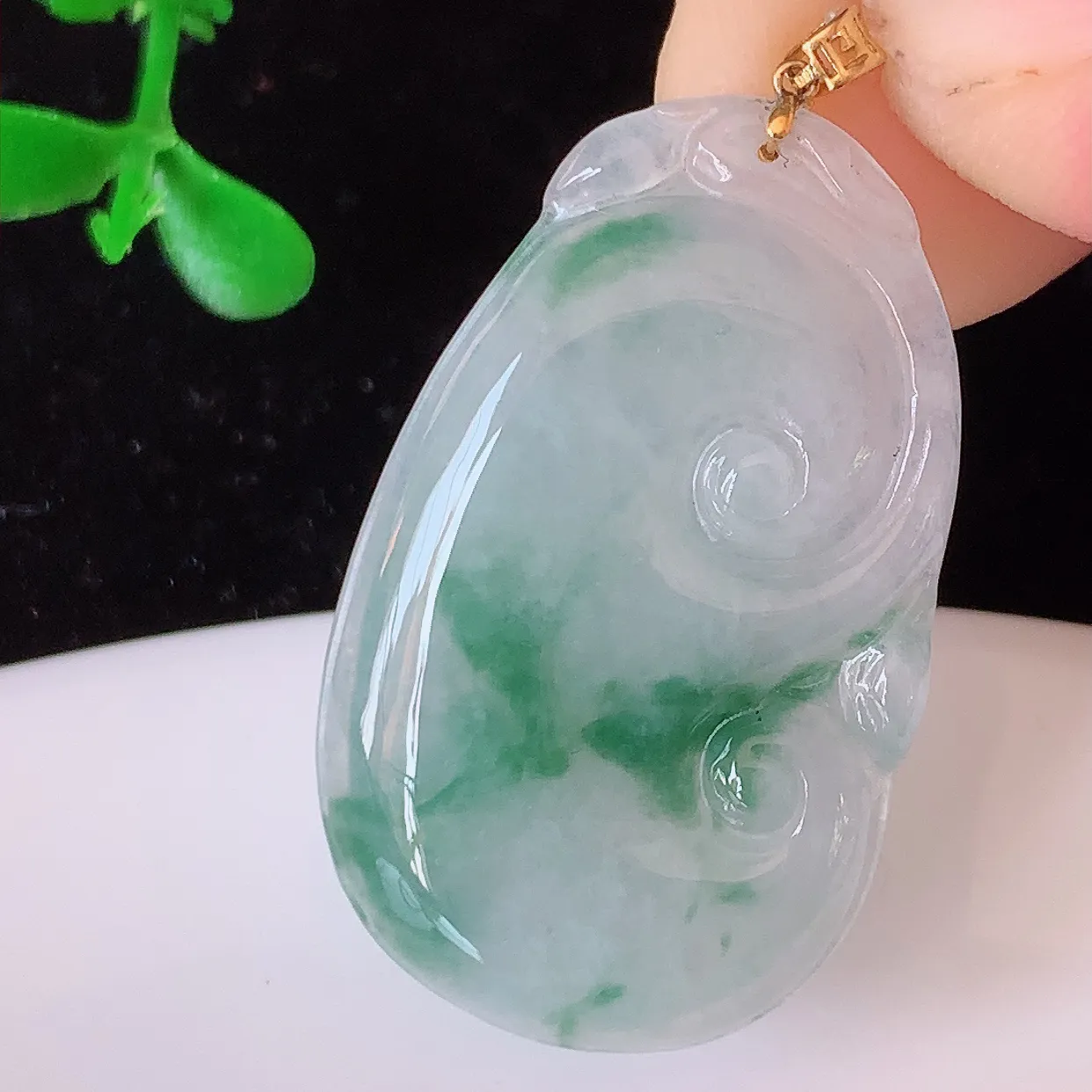 18K金镶嵌冰种飘花翡翠如意吊坠，简单的镶嵌设计、让玉坠百搭又精致，寓意着吉祥，事事如意！#49.7