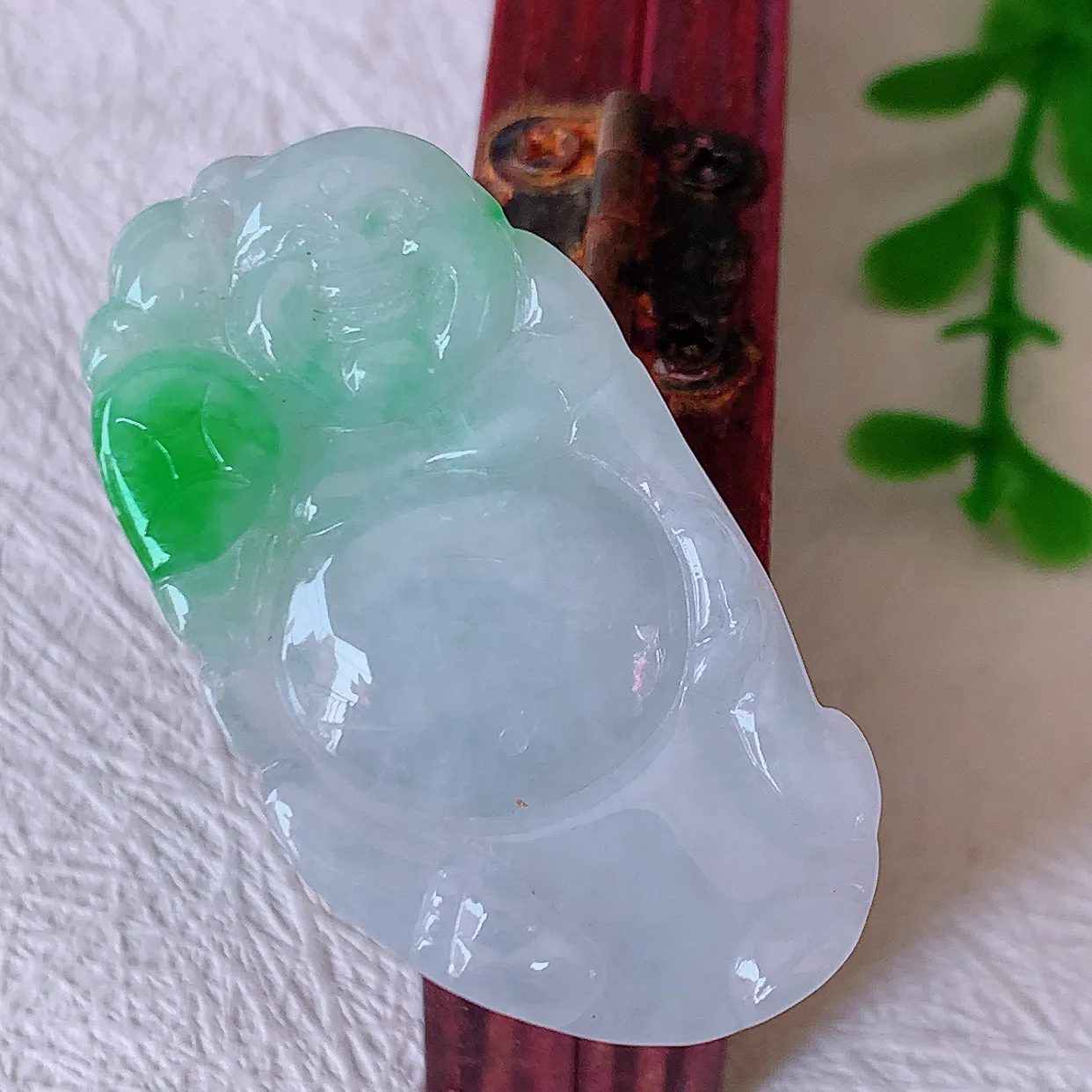 自然光实拍，冰胶飘绿翡翠逍遥布袋佛吊坠，代代有钱，水足丰盈，盈满欢喜，配戴送礼佳品！#02.7