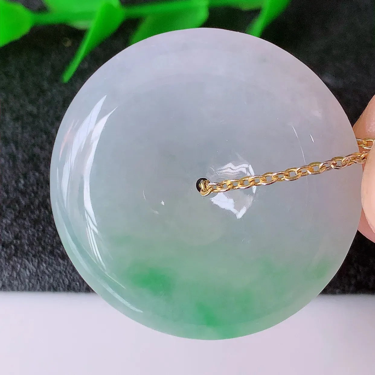 自然光实拍，冰飘绿翡翠平安扣吊坠，品相佳，美感十足，寓意平平安安，平安扣佩戴精美时尚！#57.11