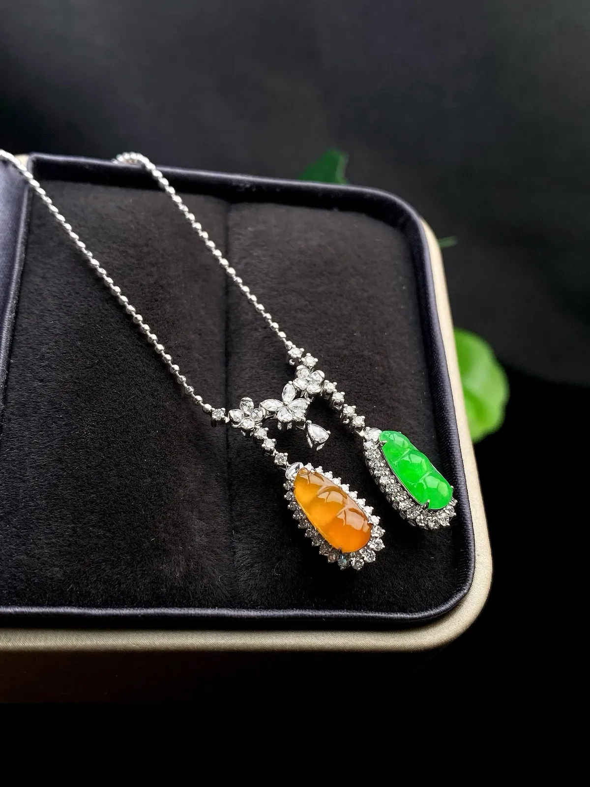 【冰种黄翡满绿福豆镶嵌吊坠】质地细腻，冰感十足，晶莹透亮，18K金钻镶嵌，裸石尺寸10.7*4.8