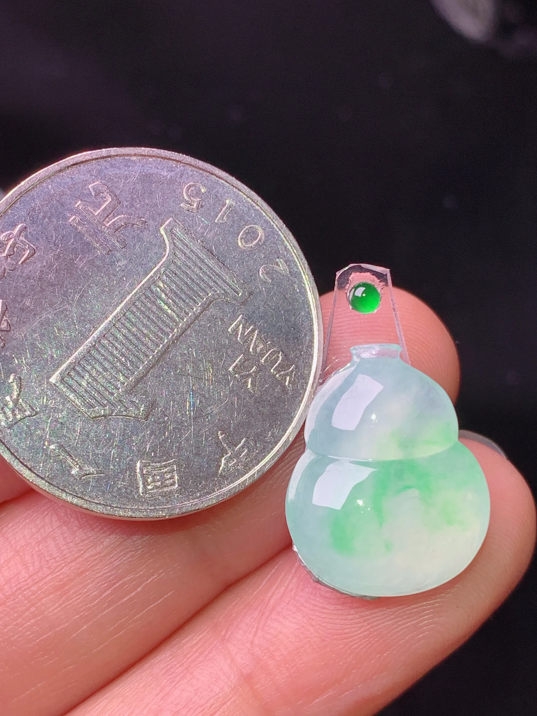 镶嵌款 飘绿葫芦吊坠 玉质细腻 水润亮眼 色泽艳丽 整体尺寸16.3*13.3*4.8