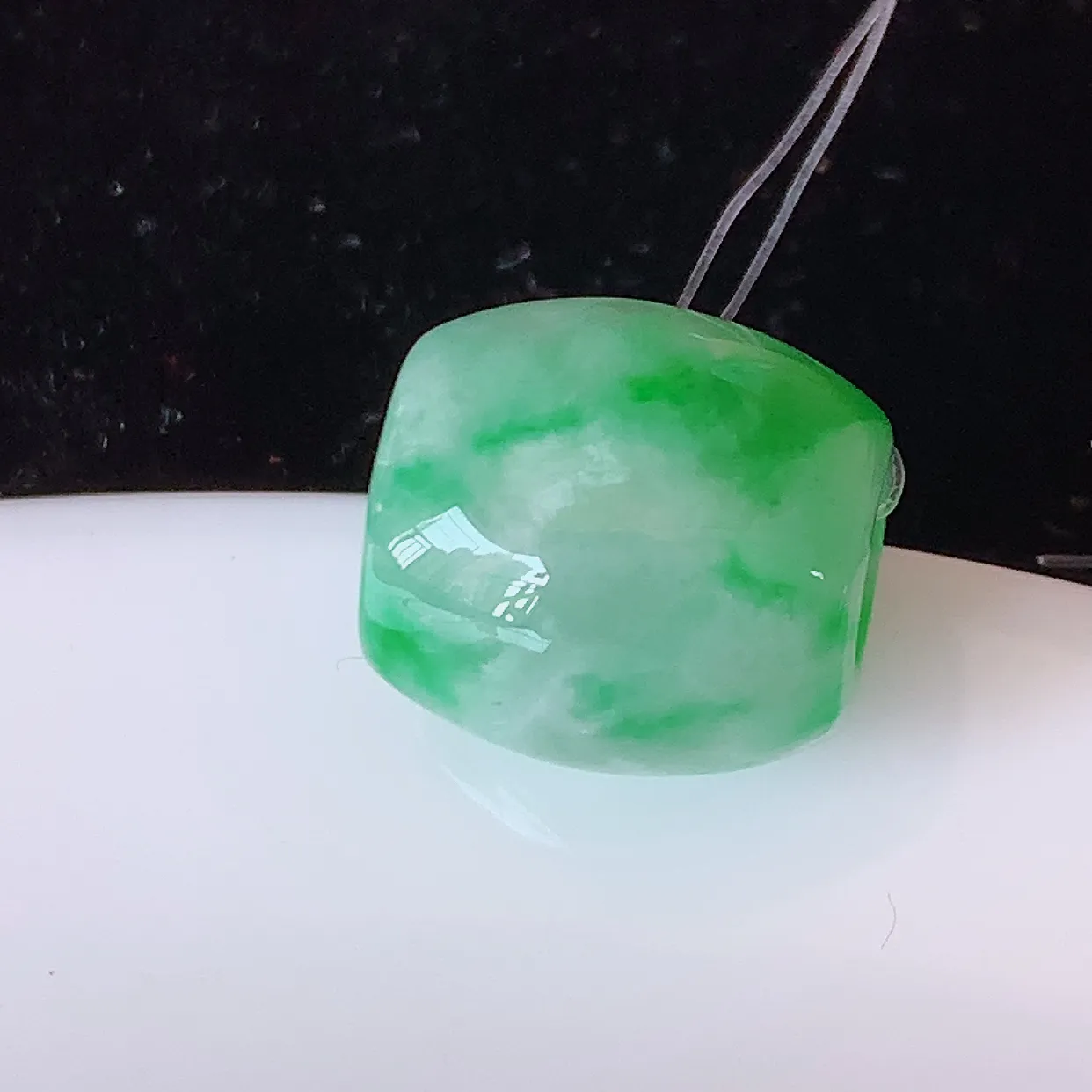 自然光实拍，冰润飘绿翡翠路路通吊坠，寓意时来运转、财源滚滚，款式新颖时尚，日常百搭的款！配图银链#49.7