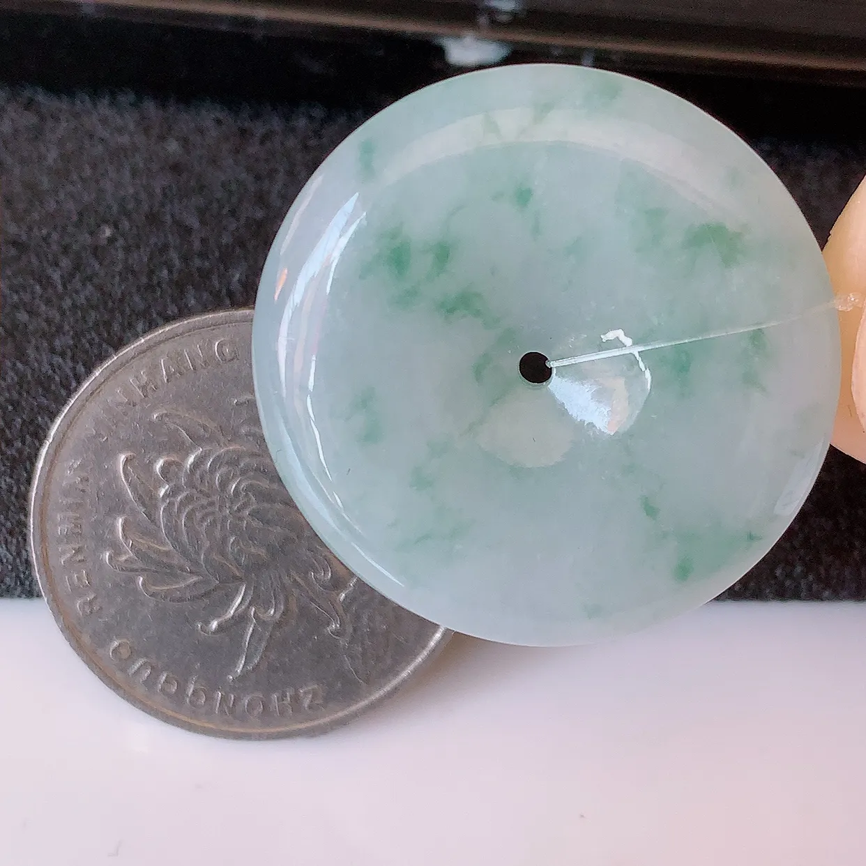 自然光实拍，冰胶飘花翡翠平安扣吊坠，翠色灵动，种老水足，寓意好，品相佳，佩戴佳品！#49.7