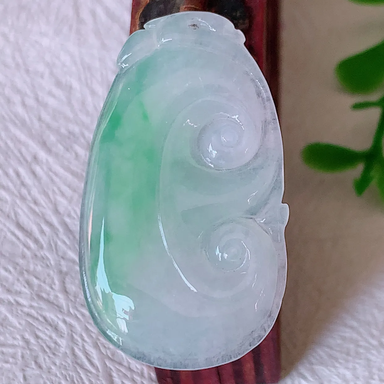 自然光实拍，冰种飘绿翡翠如意吊坠，冰透，翠色灵动，饱满，万事如意，如意一生，配戴精美！#57.7