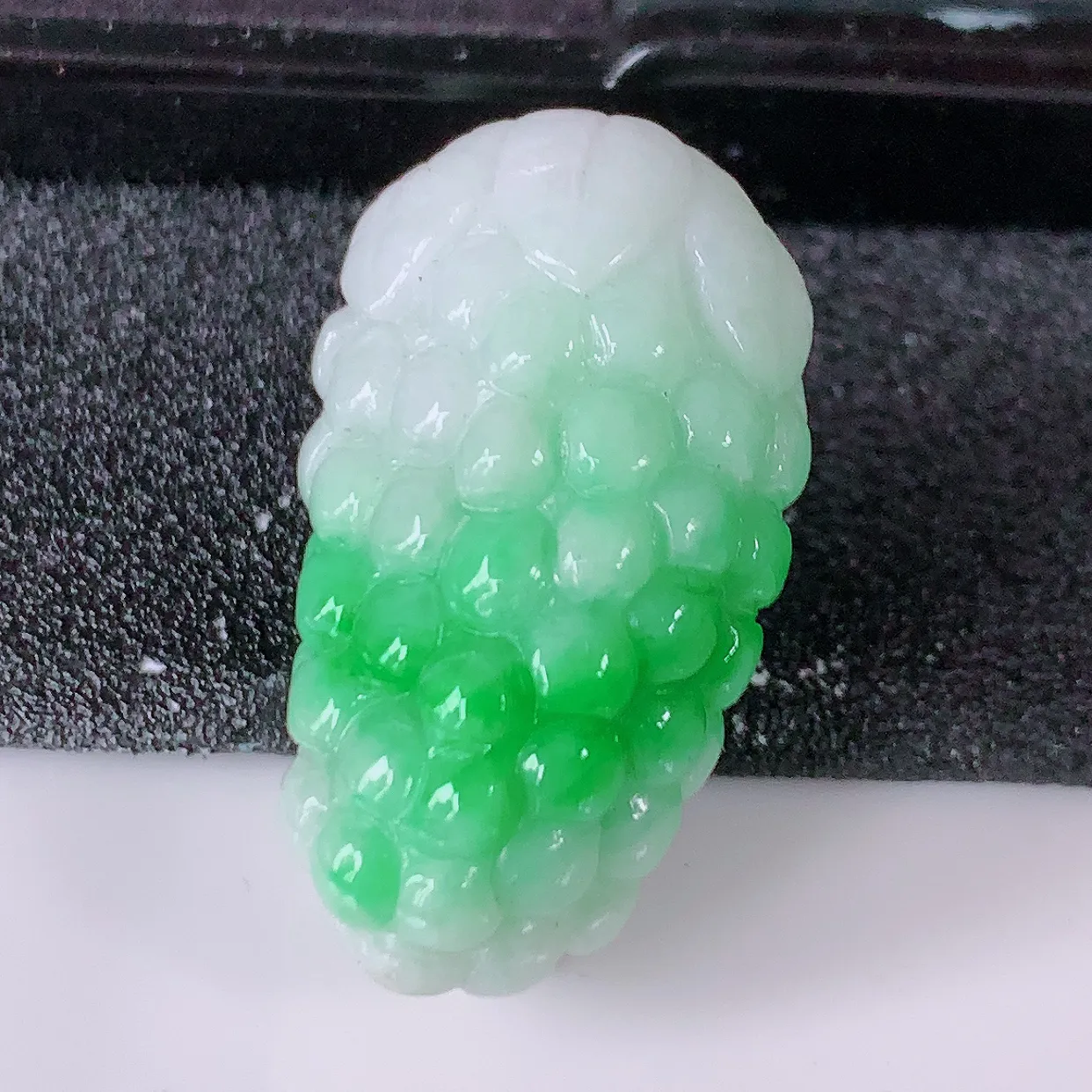 自然光实拍，多子多福葡萄冰润飘绿翡翠吊坠，种老水足，雕工精湛 ，寓意美好，佩戴时尚出众！#1.11