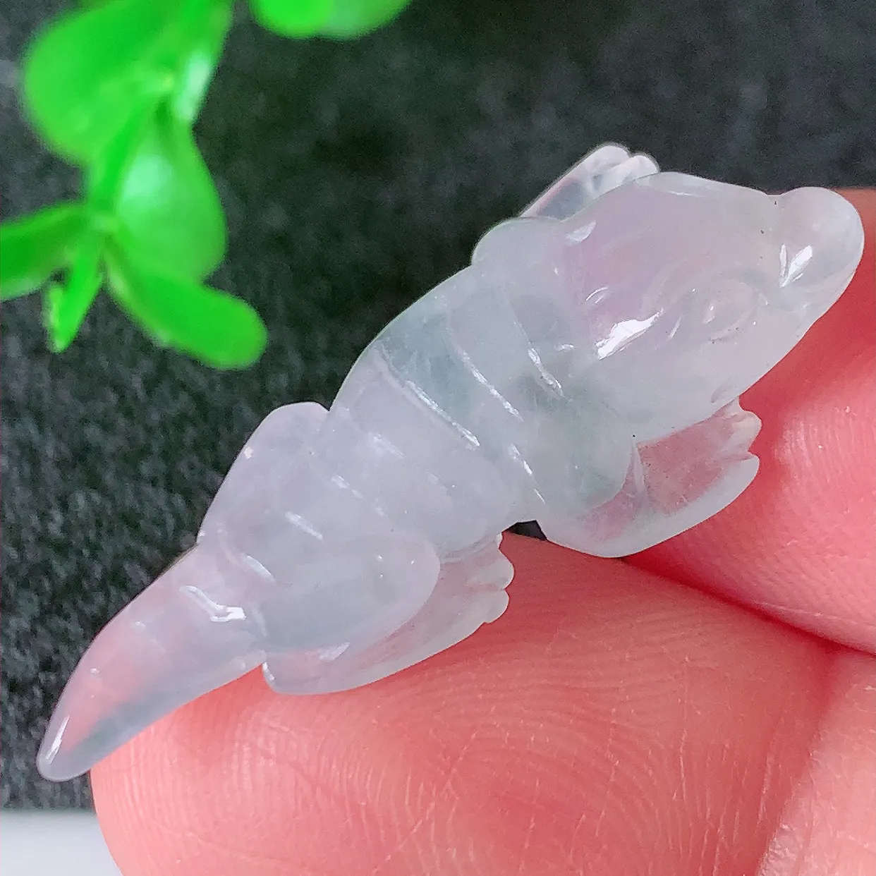 自然光实拍，冰种翡翠招财蜥蜴吊坠，种老水足，雕工精湛 ，寓意美好，佩戴时尚出众！#01.11