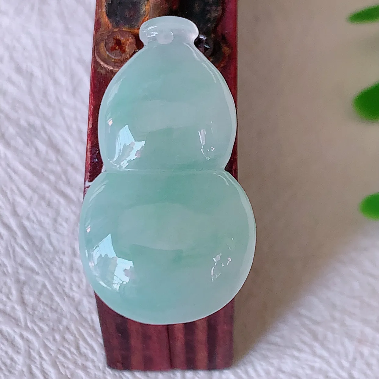 自然光实拍，冰种翡翠葫芦吊坠，葫芦寓意福禄双全，财源滚滚，饱满，清新脱俗，佩戴效果优雅迷人！#57.