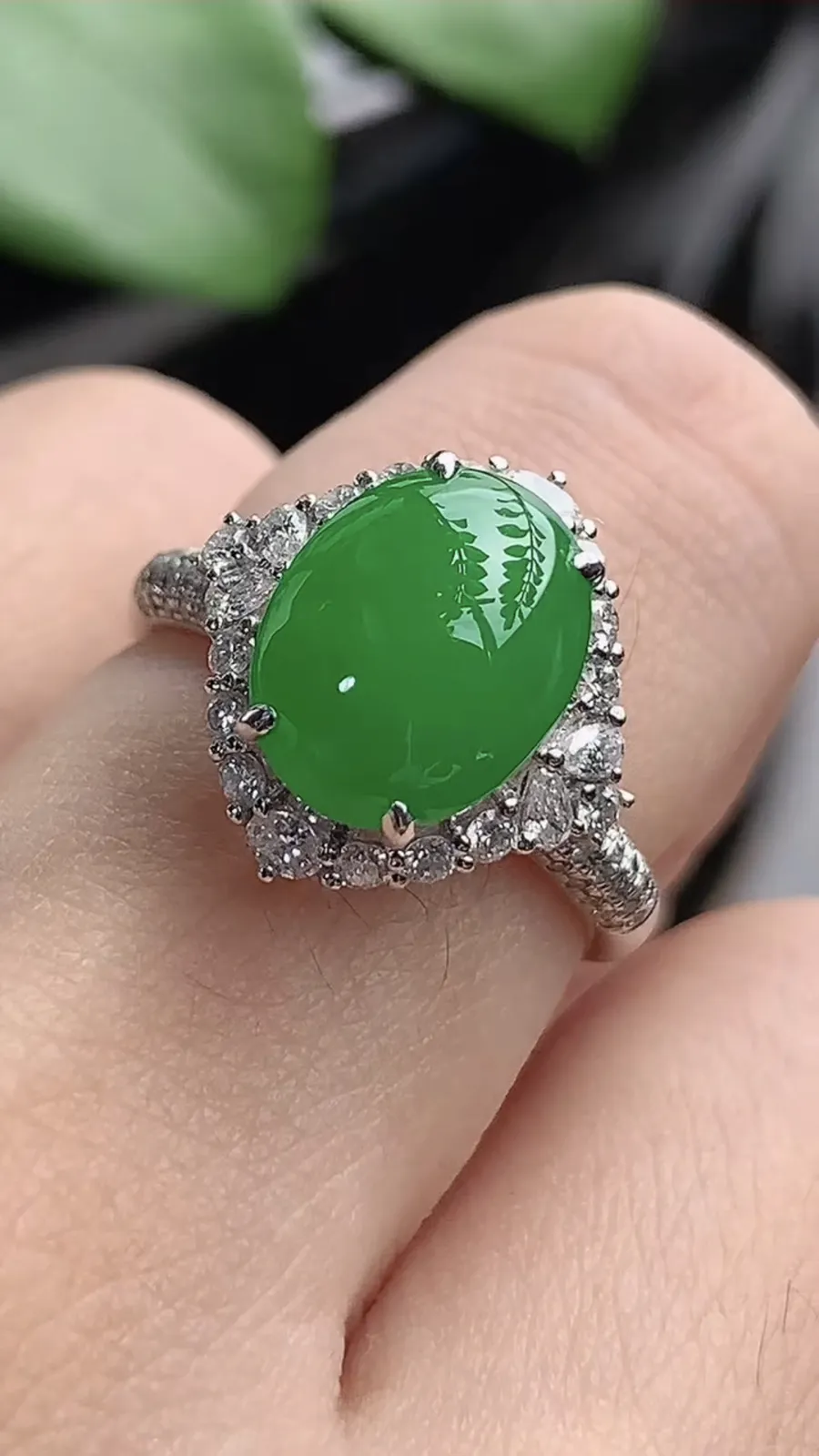 a货翡翠老坑种18K金伴钻镶嵌阳绿蛋面戒指 圈口17.3裸石尺寸10.6×8.2mm 重量3.82g 1206