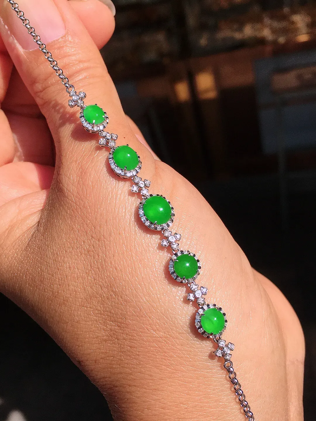 阳绿蛋面手链，色泽均匀艳丽，玉质细腻，荧光感超
强，饱满圆润，尽显优雅气质，18k
金豪华镶嵌