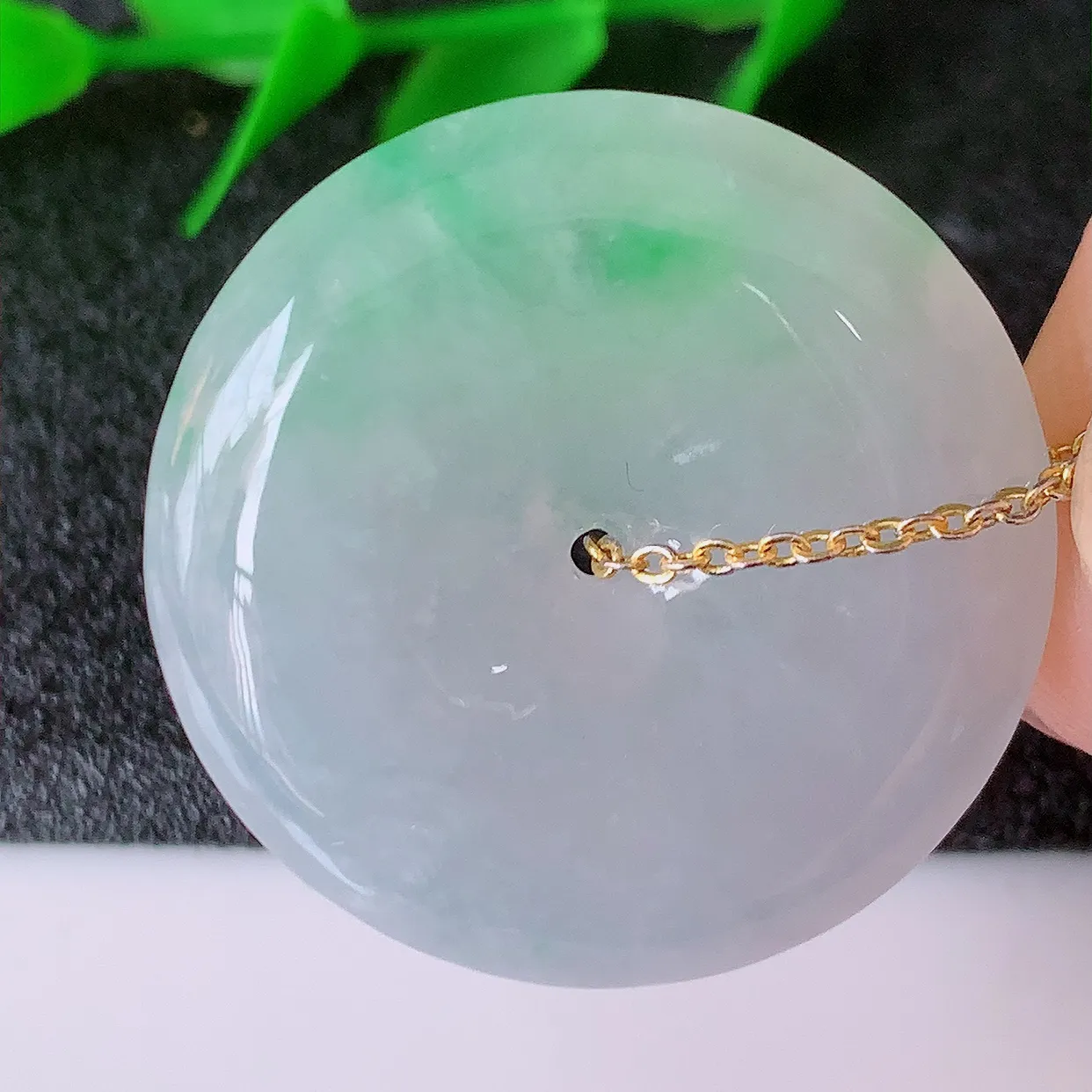 自然光实拍，冰飘绿翡翠平安扣吊坠，品相佳，美感十足，寓意平平安安，平安扣佩戴精美时尚！#57.11