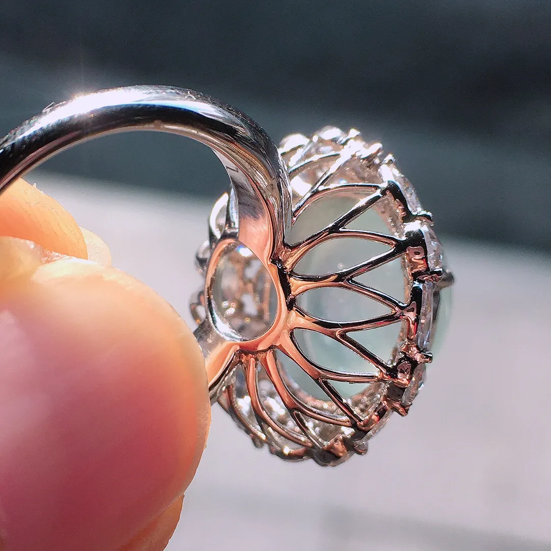 冰种蛋面戒指，玉质细腻，荧光感超
强，饱满圆润，尽显优雅气质，18k
金豪华镶嵌