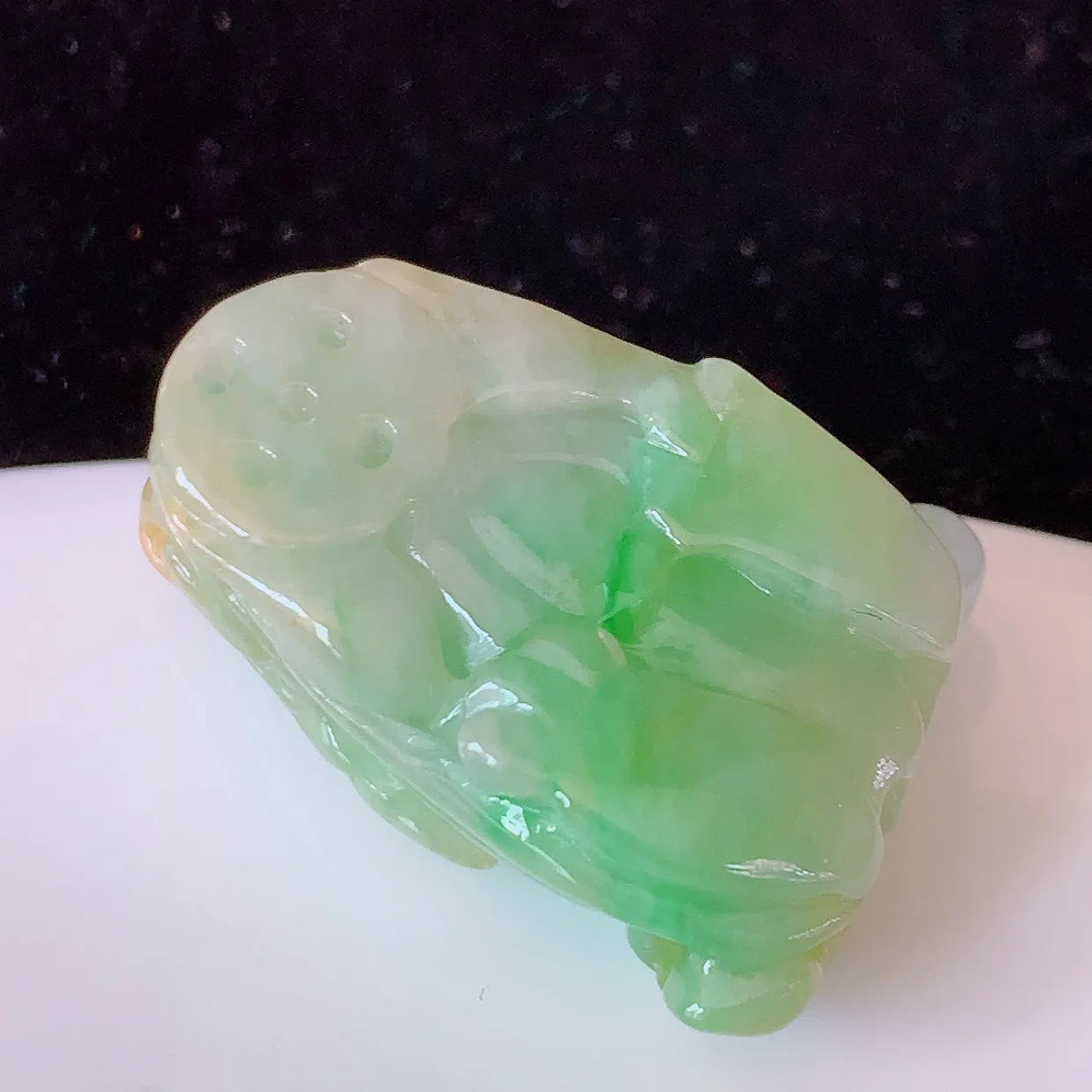 自然光实拍，冰润黄加绿翡翠招财貔貅吊坠，民间有“一摸貔貅运程旺盛，再摸貔貅财运滚滚，三摸貔貅平步青云 ”的美好祝愿。#02.7