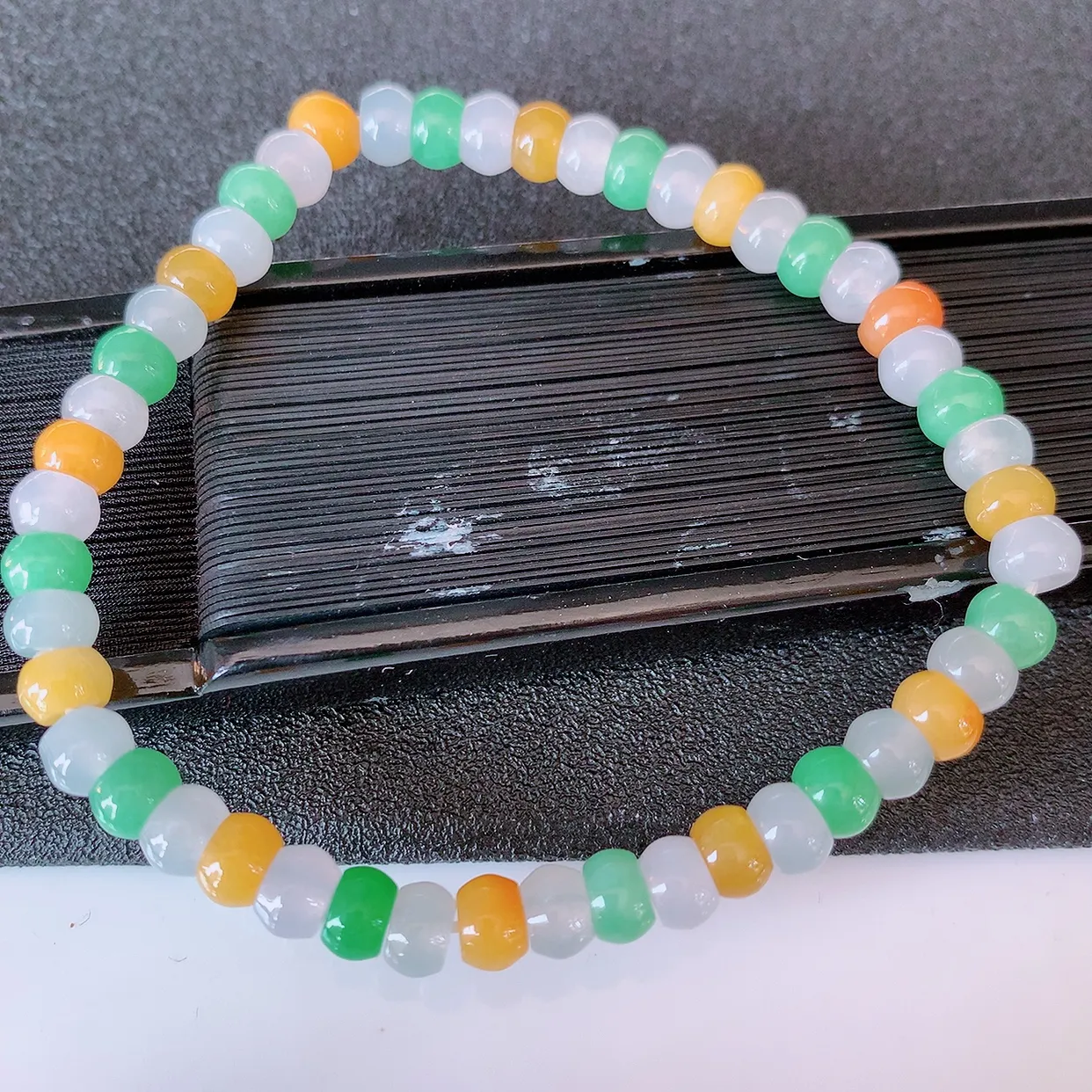 自然光实拍，冰多宝翡翠手链，多彩翡翠手串，颜色丰富，料子细腻，高档大气，自戴送礼佳品！#46.7取一