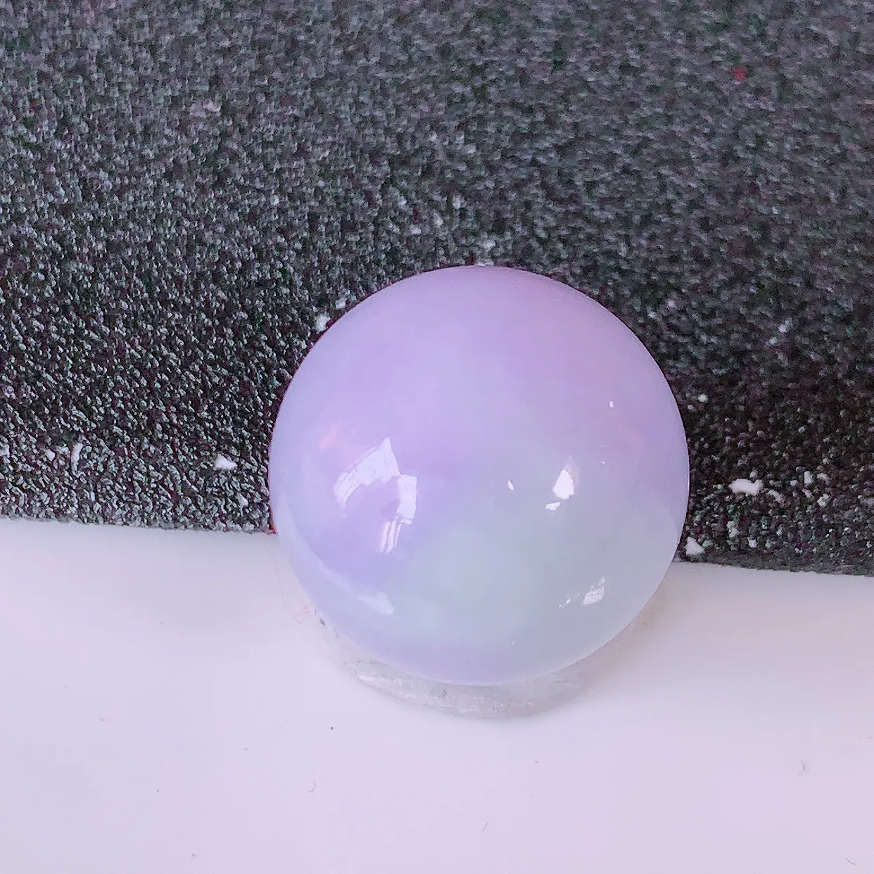 自然光实拍，大颗紫罗兰翡翠圆珠，转运珠吊坠，寓意“时来运转，财源滚滚” 寓意佳，荧光灼灼，转运珠佩戴