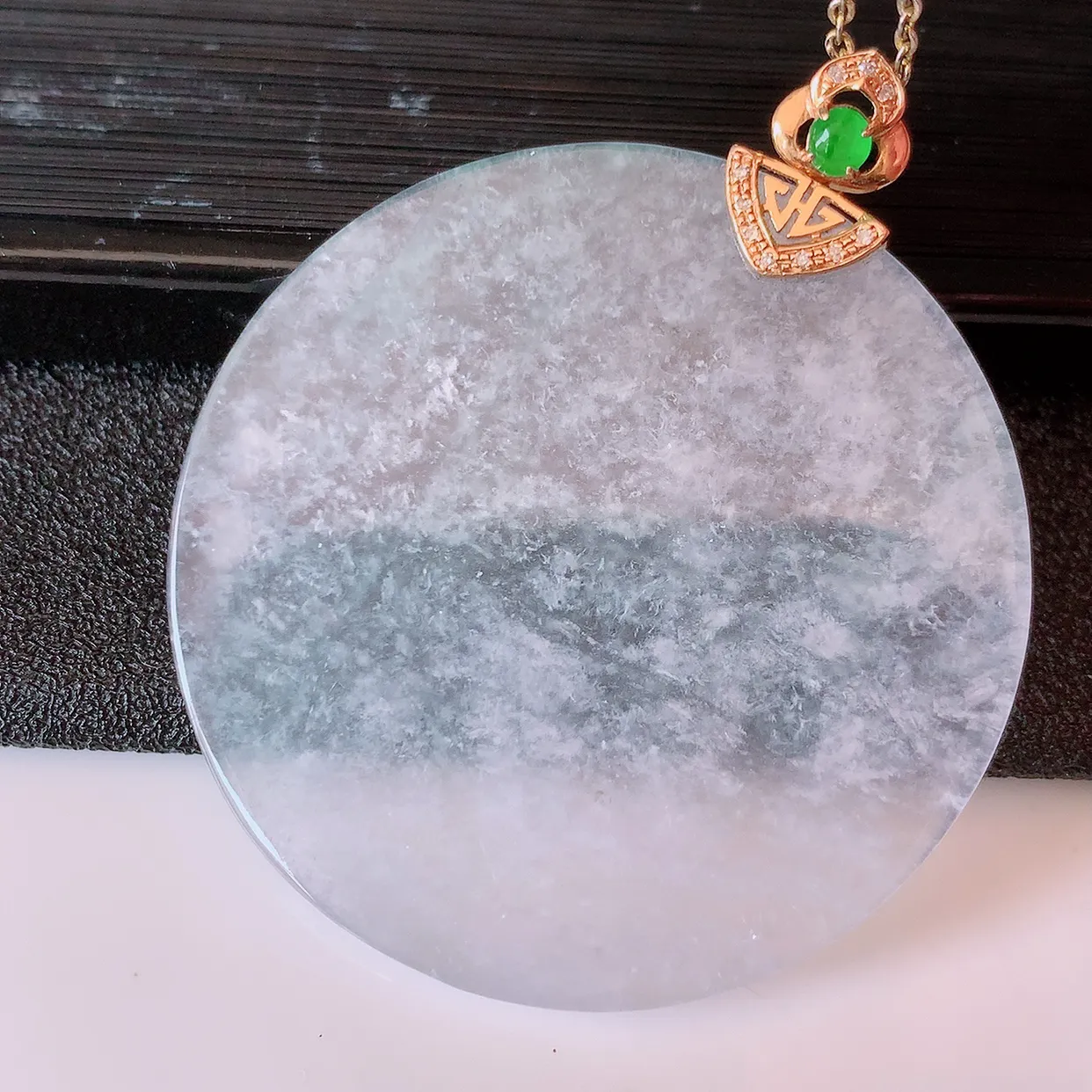 自然光实拍，18K金镶嵌冰种意境棉翡翠无事牌吊坠，平安无事牌，种水无可挑剔，冰胶感十足，莹润通透，品