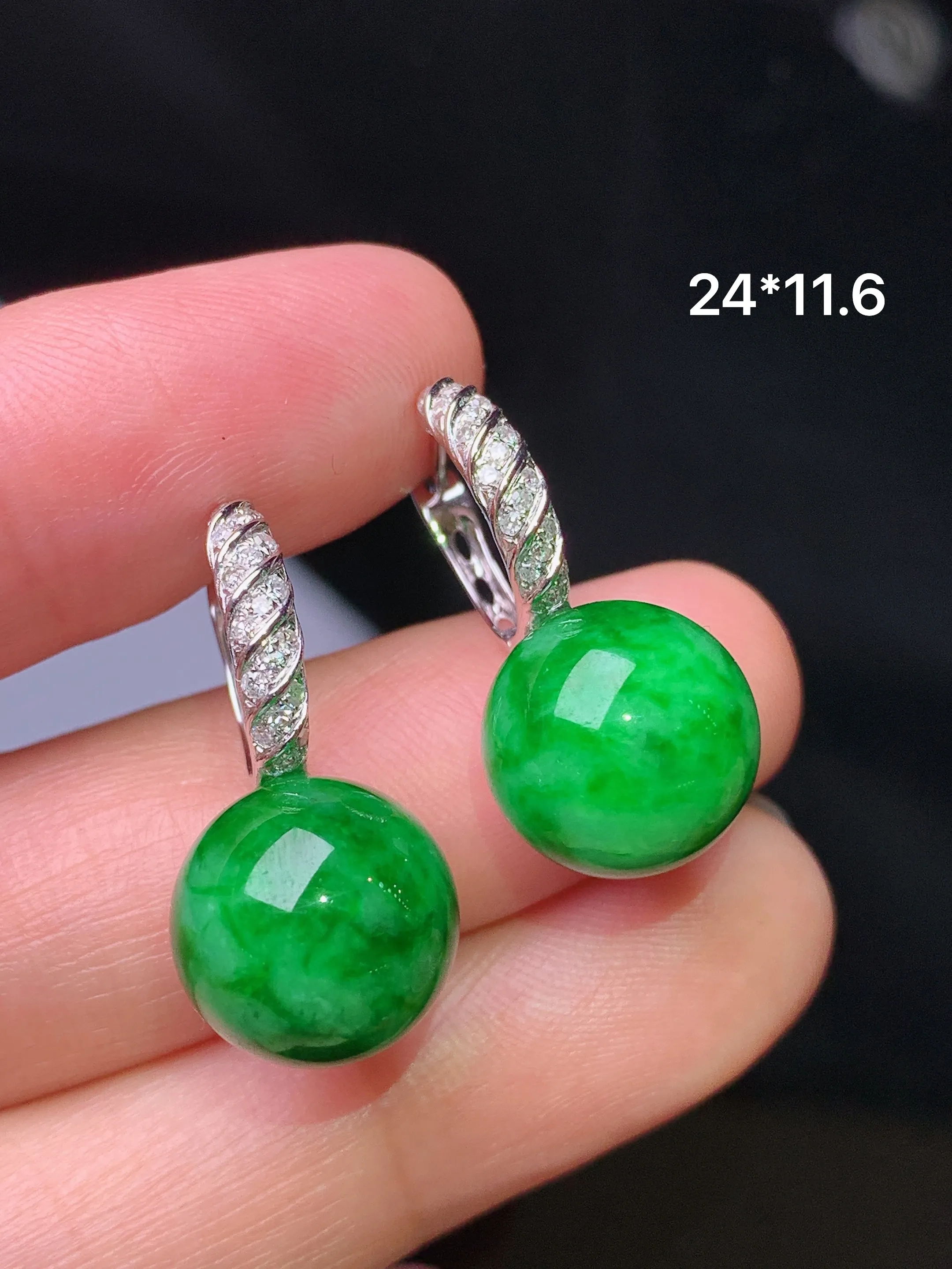 18k金钻镶嵌满绿圆珠吊坠 玉质细腻 水润亮眼 色泽艳丽 整体尺寸24*11.6
