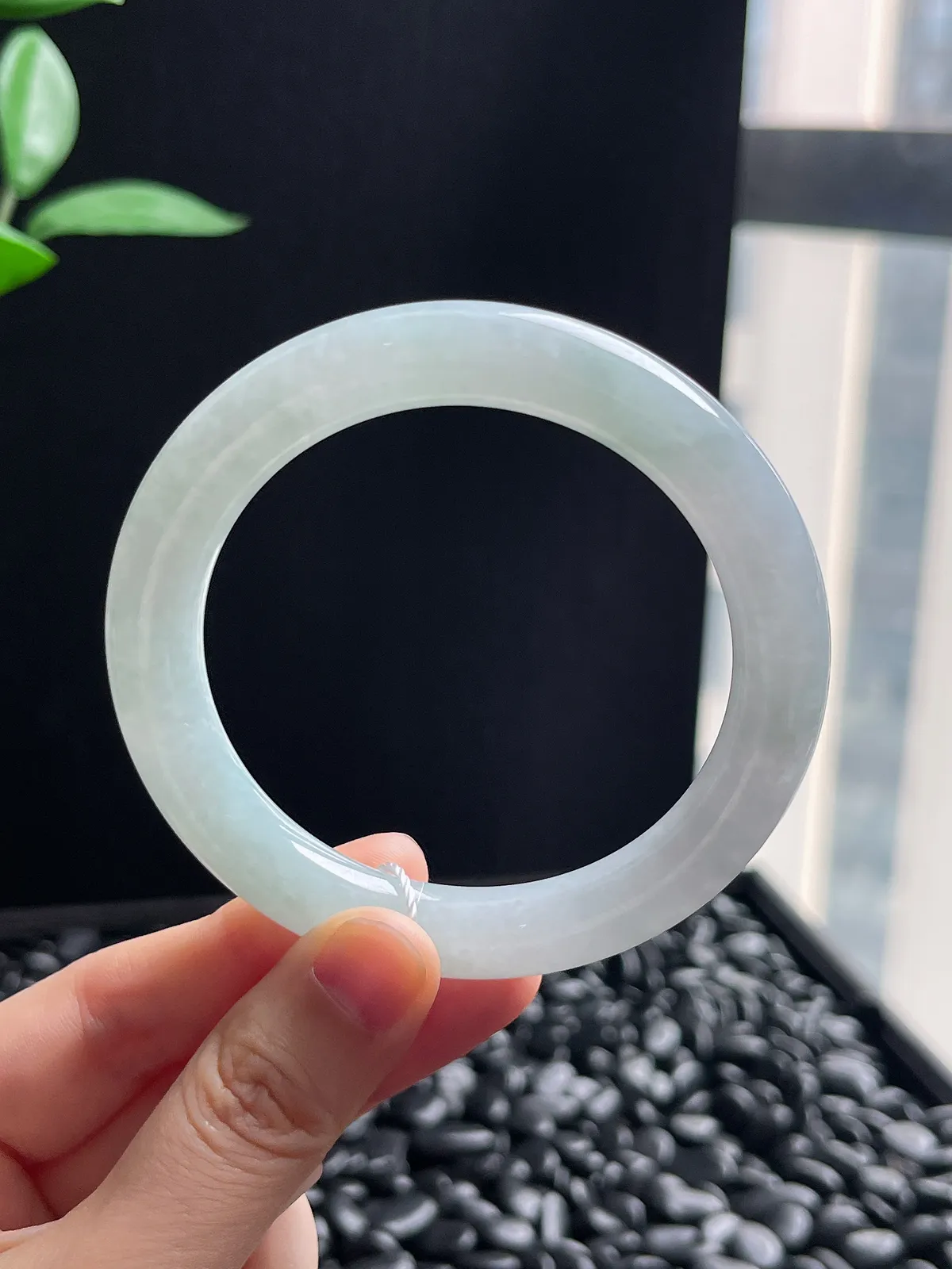 圆镯56圈口，翡翠冰糯种浅绿色手镯