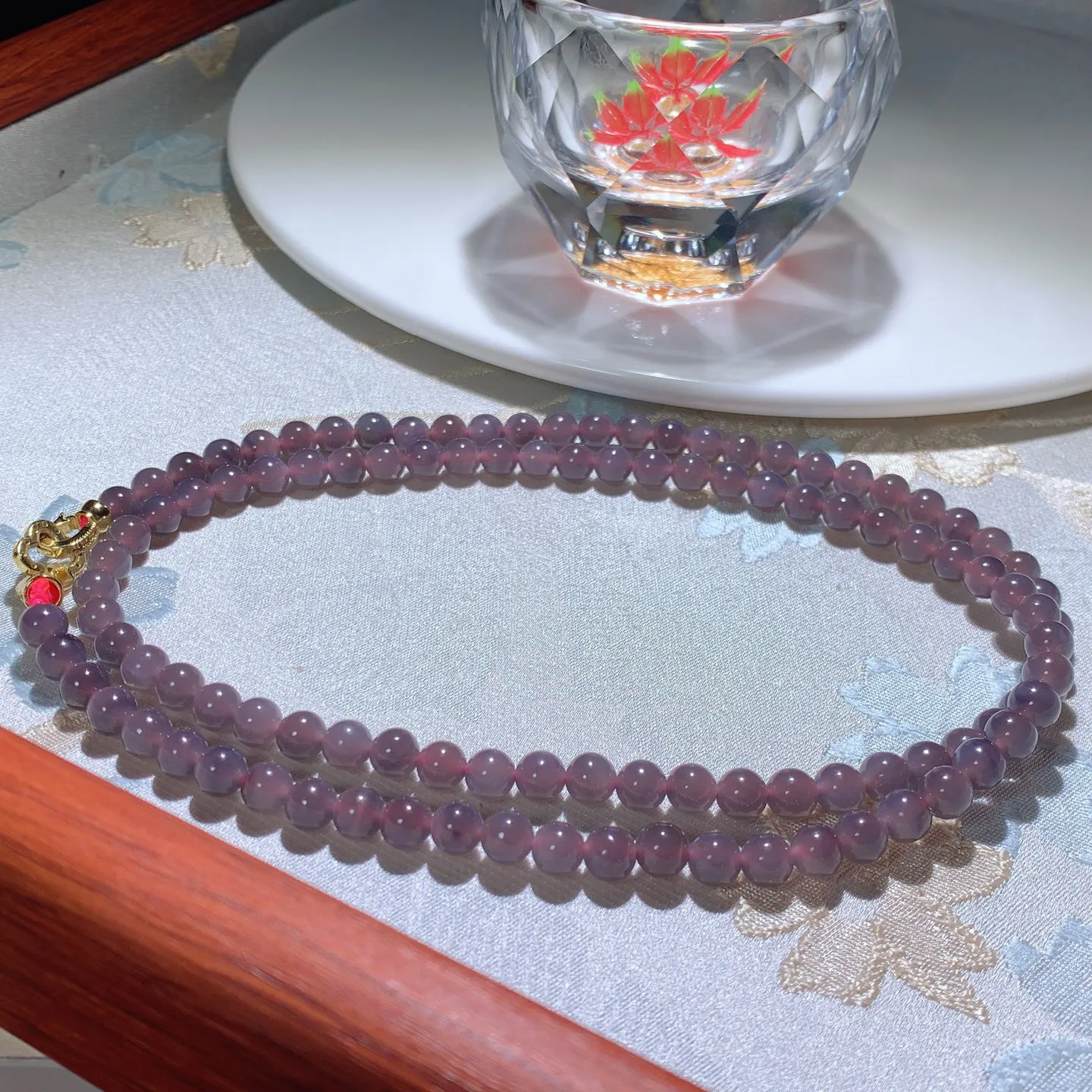 和田玉葡萄紫紫罗兰108佛珠项链。单颗尺寸6重33.5克。玉质细腻油润。手推出油。佩戴高端典雅。lt251210