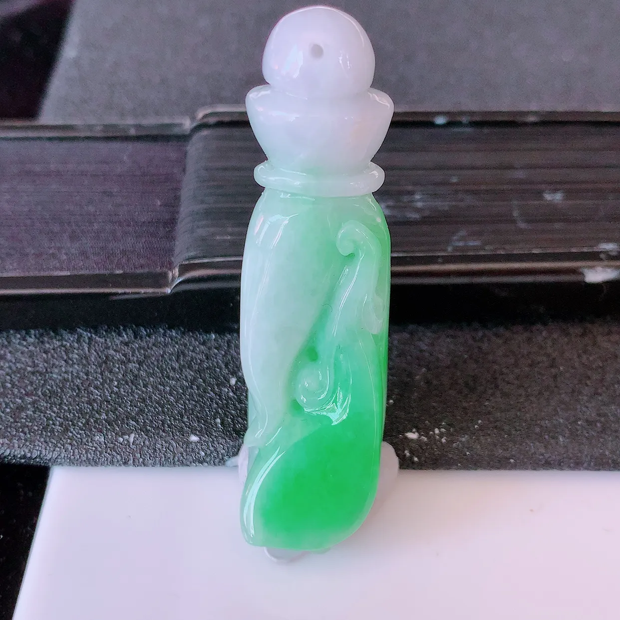自然光实拍，冰润飘绿翡翠掌上明珠吊坠，种老水足，雕工精湛 ，寓意美好，佩戴时尚出众！#46.7