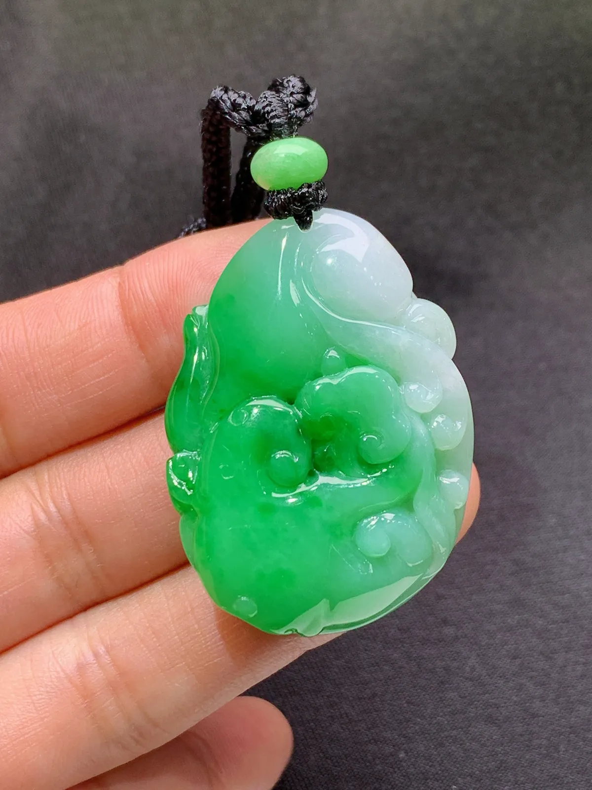 飘绿草龙如意吊坠 冰润色阳，厚装种老，种水足 尺寸40.3*29.4*12.3