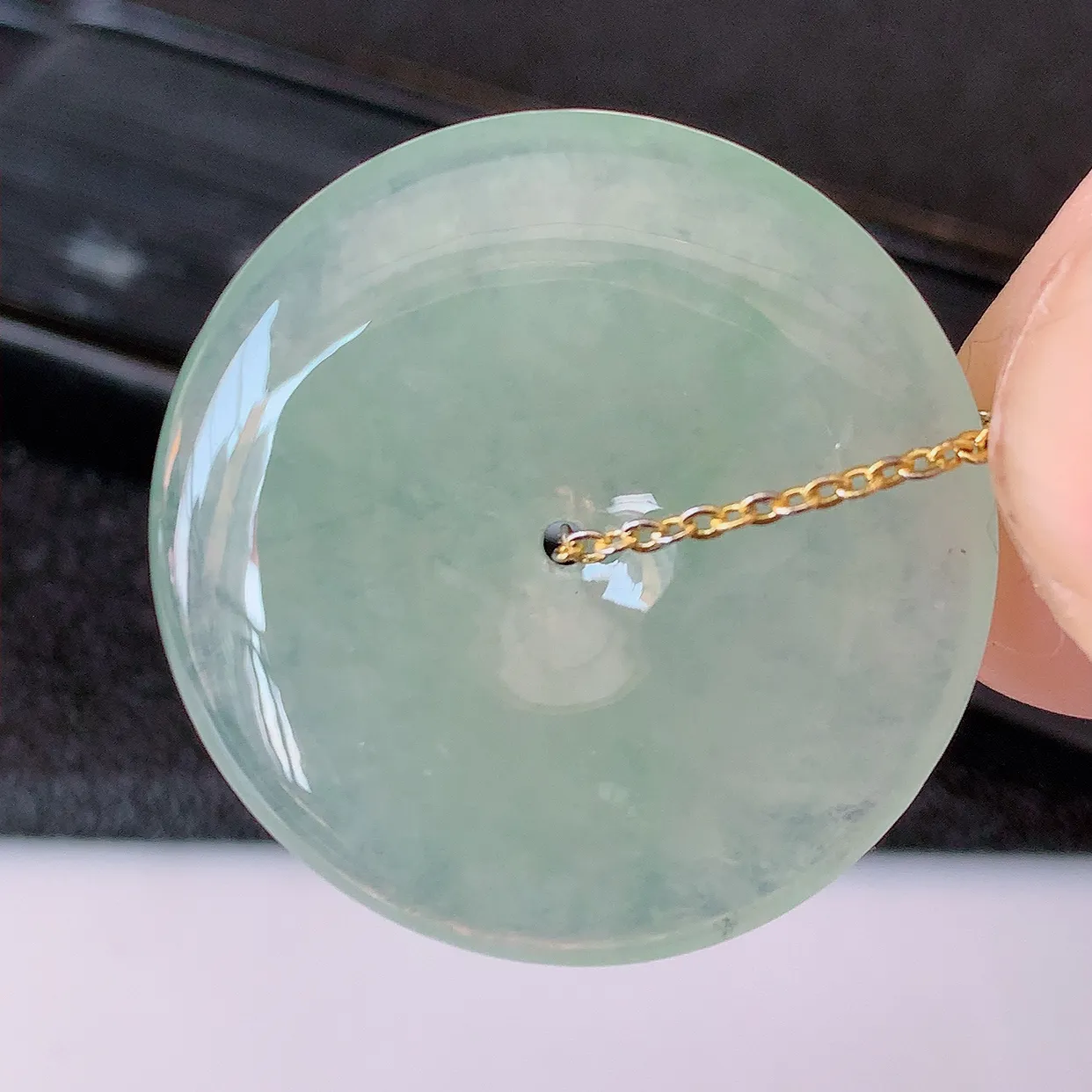 自然光实拍，冰种翡翠平安扣吊坠，翡翠平安扣，平安是福；冰透，很美的料子，平安扣佩戴优雅迷人！#57.7