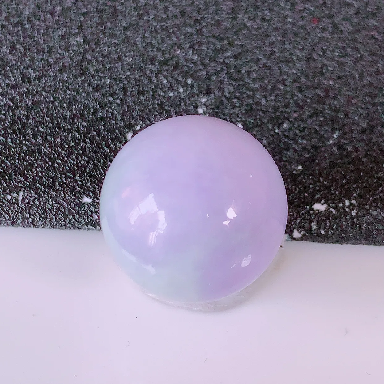 自然光实拍，大颗紫罗兰翡翠圆珠，转运珠吊坠，寓意“时来运转，财源滚滚” 寓意佳，荧光灼灼，转运珠佩戴时尚优雅！#05.11尺寸16.8