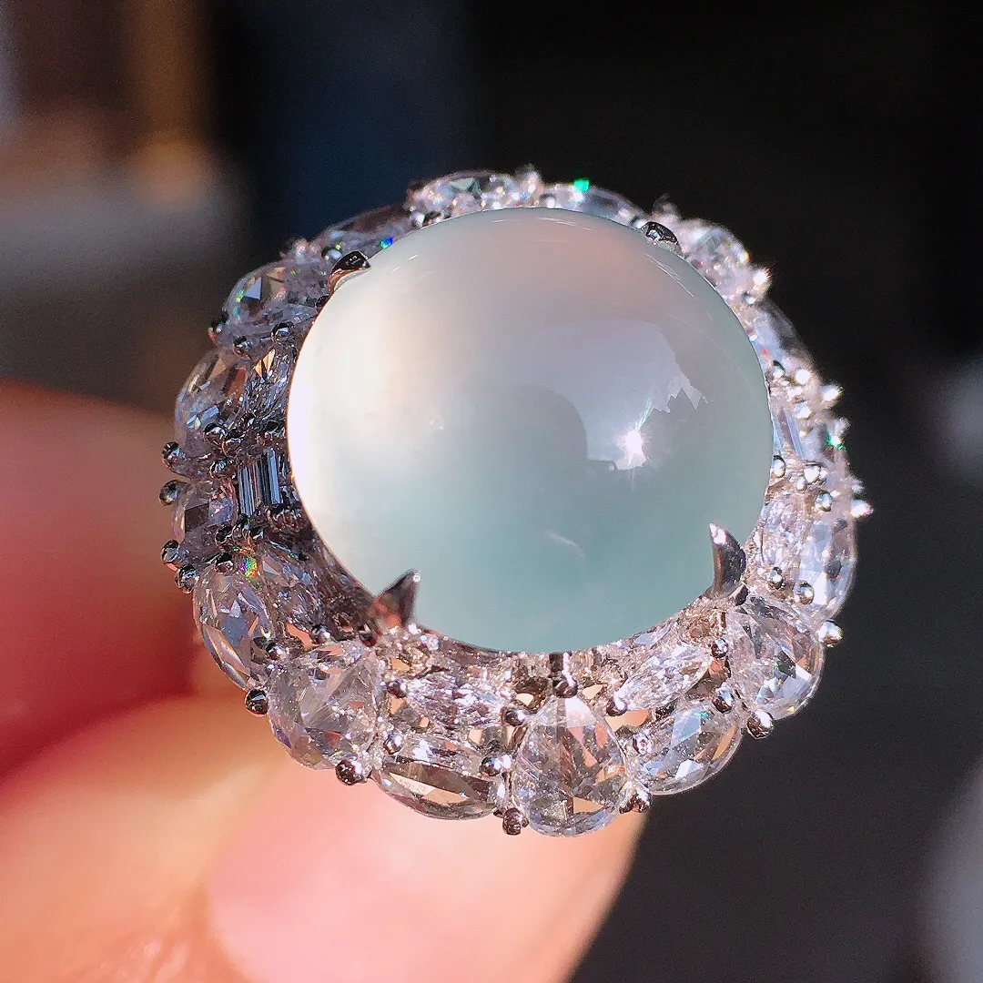 冰种蛋面戒指，玉质细腻，荧光感超
强，饱满圆润，尽显优雅气质，18k
金豪华镶嵌