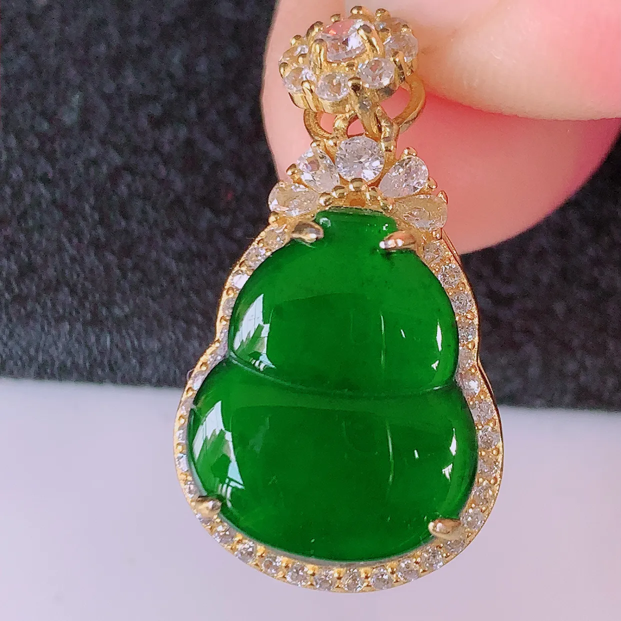 冰透满绿翡翠925银镶嵌葫芦吊坠，自然光实拍，翠色灵动，颜色漂亮，种老水足，品相佳，佩戴佳品！#97