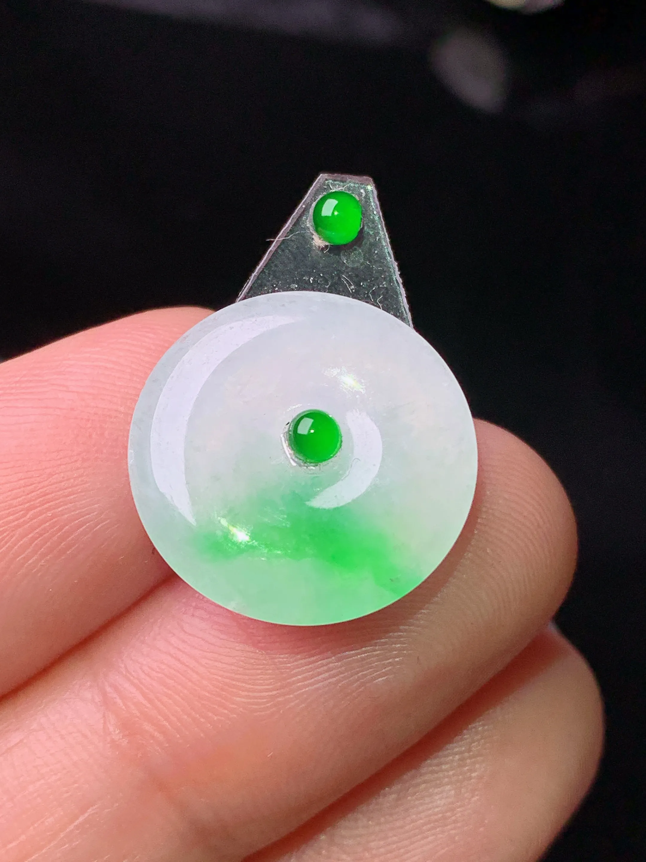 镶嵌款 飘绿平安扣吊坠 玉质细腻 水润亮眼 色泽艳丽 整体尺寸16*2.6