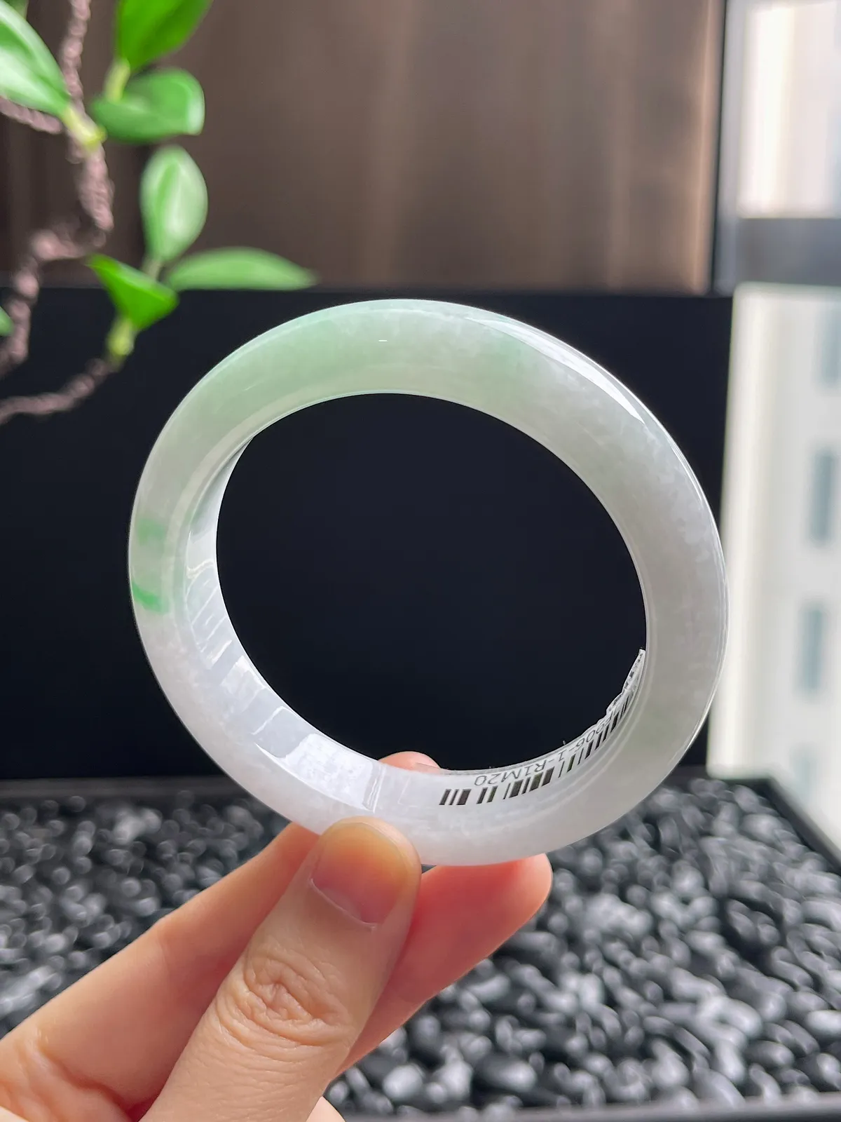 正圈55.8圈口，翡翠糯化种飘绿手镯