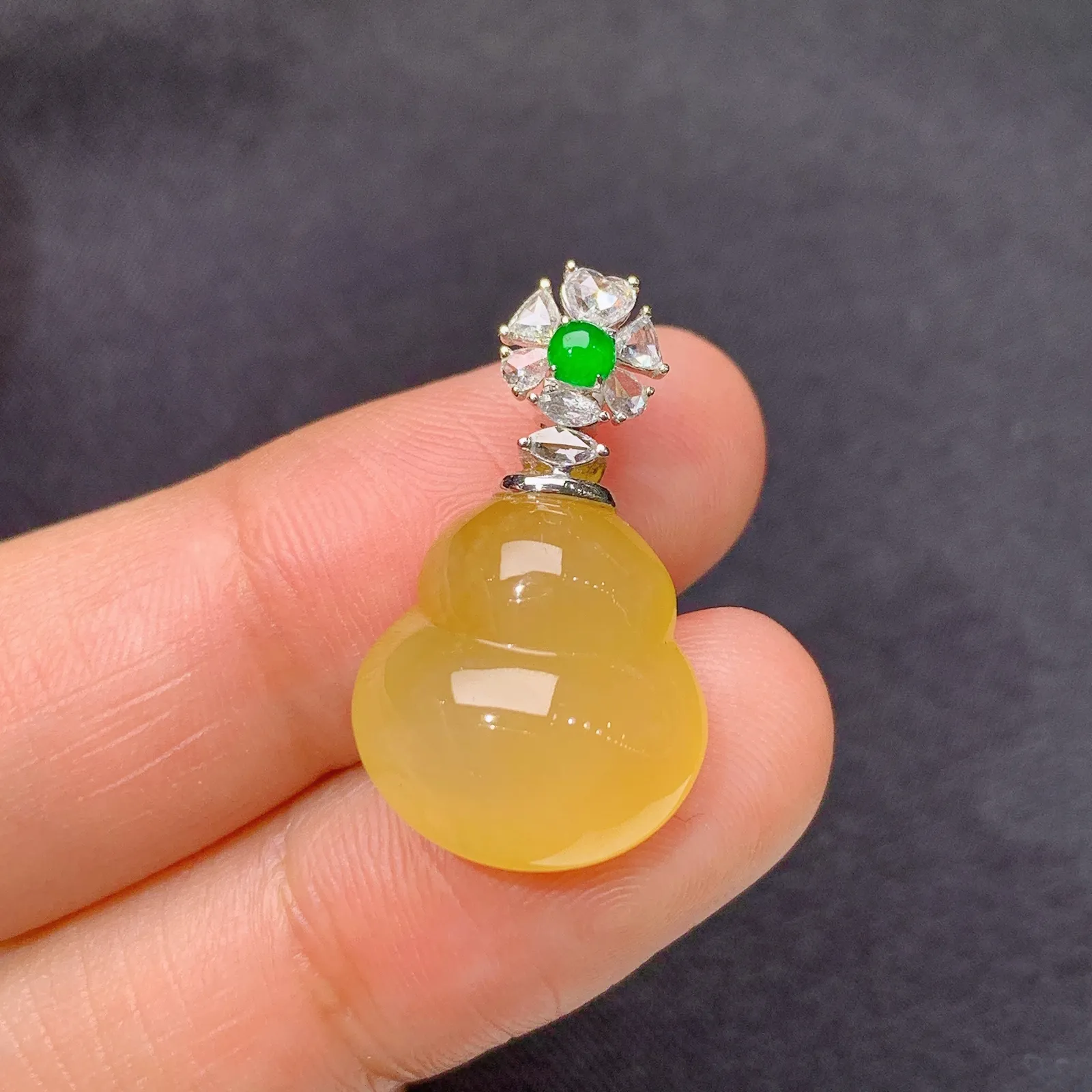 冰黄翡葫芦吊坠，18k金镶嵌，色泽鲜艳，水色超佳 尺寸24.2*14*7.6
