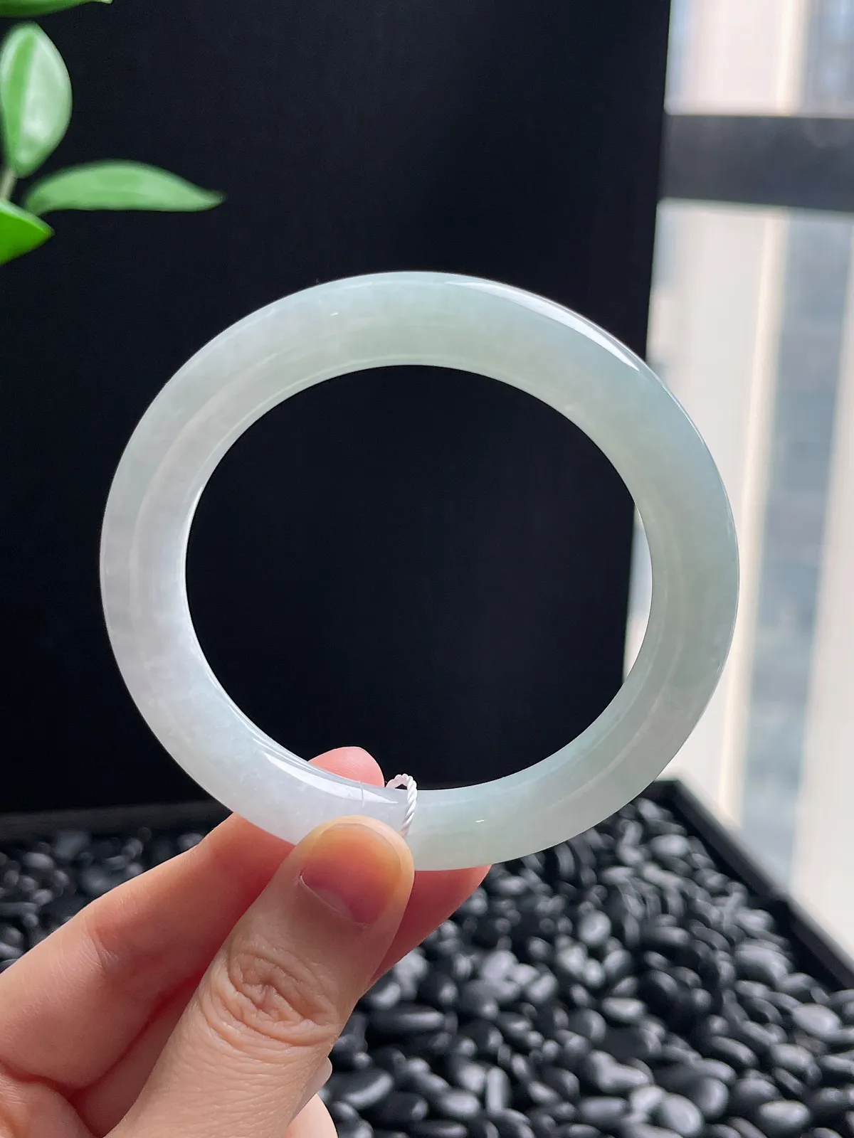 圆镯56圈口，翡翠冰糯种浅绿色手镯